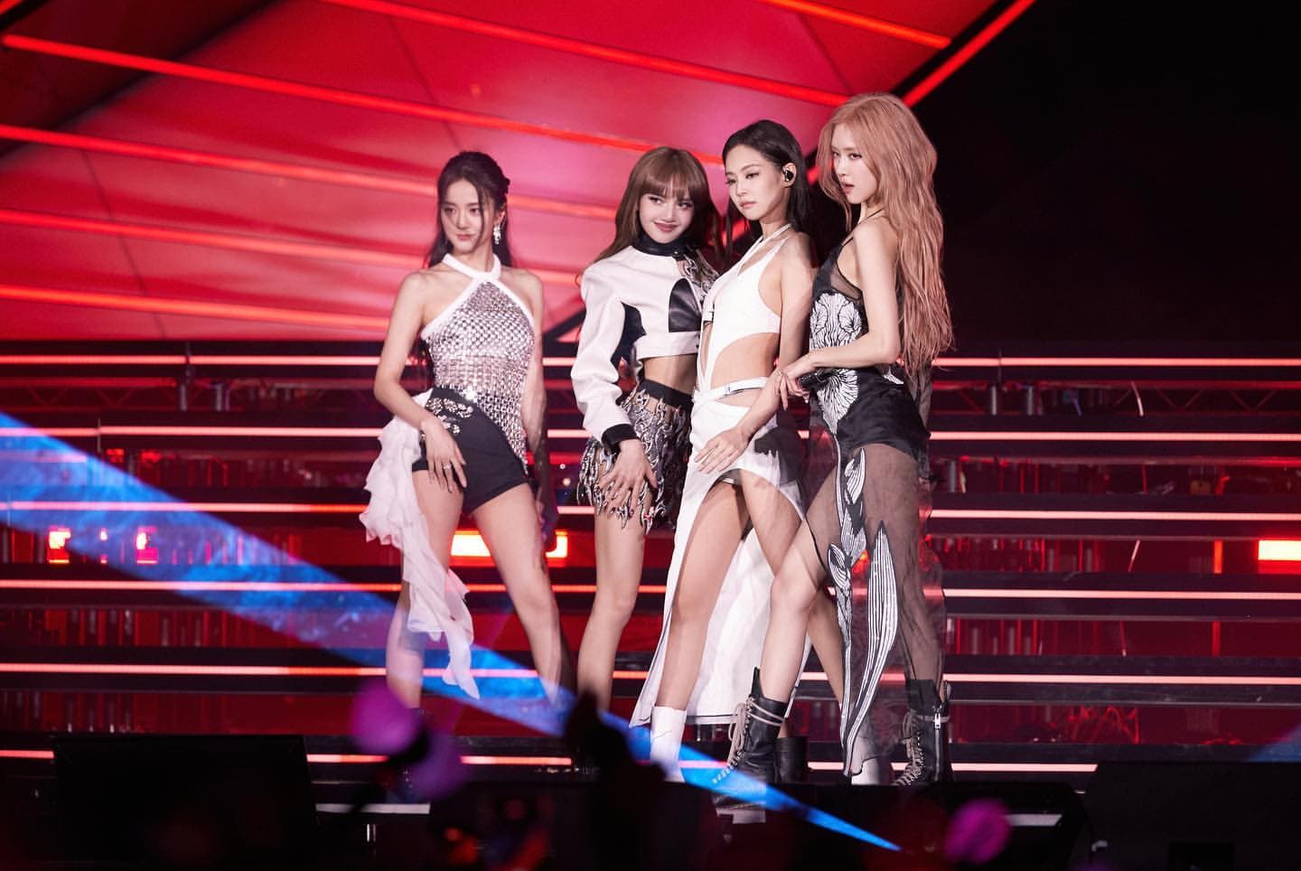 Jisoo(左)確診無法上台表演,BLACKPINK大阪場三缺一。(翻攝Lisa Ins)