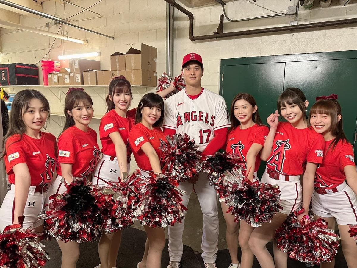之前大谷翔平與林襄等來自台灣的啦啦隊女孩合照。(樂天桃猿提供)