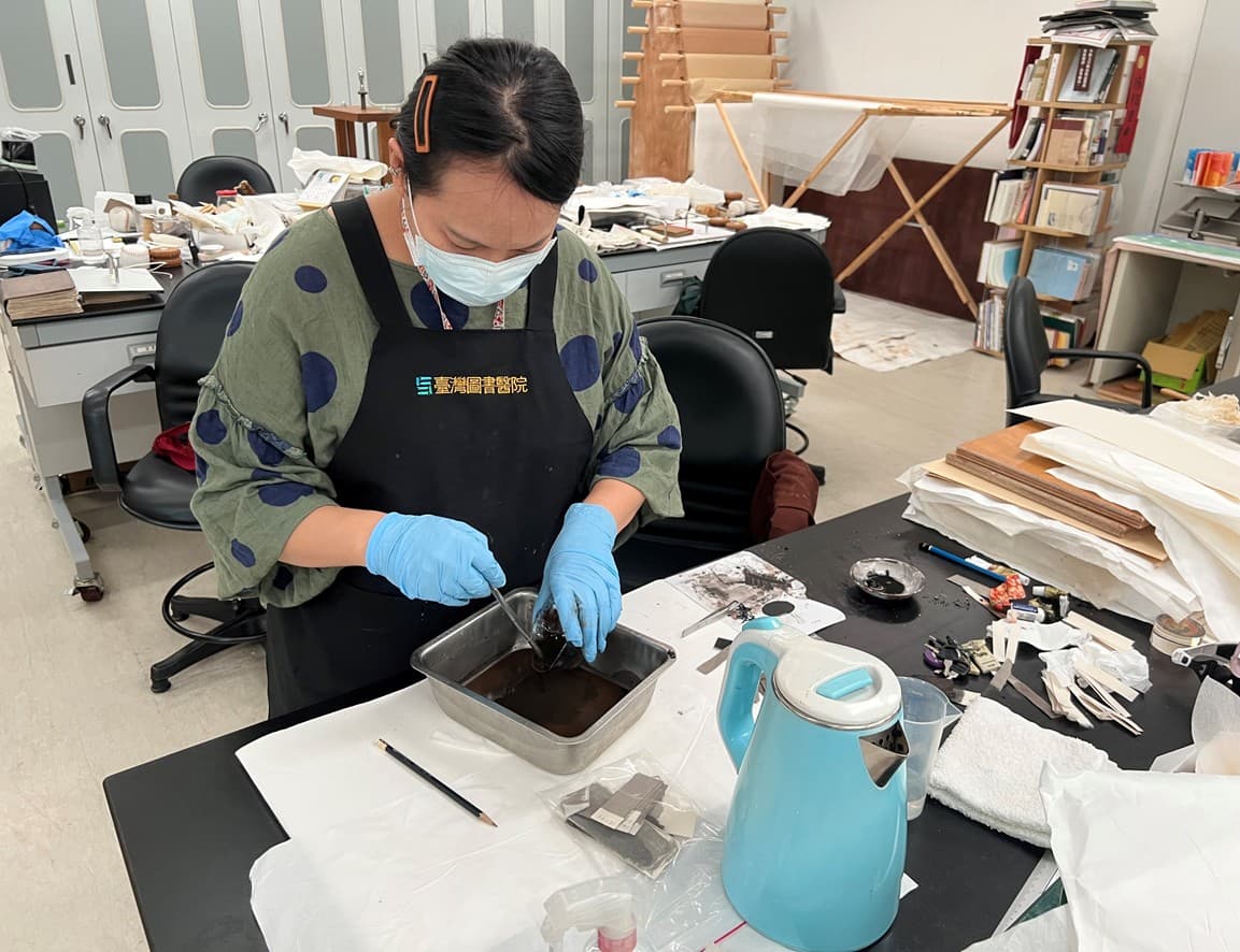 工作人員修復500年回教古蘭經過程。(慈濟基金會提供)