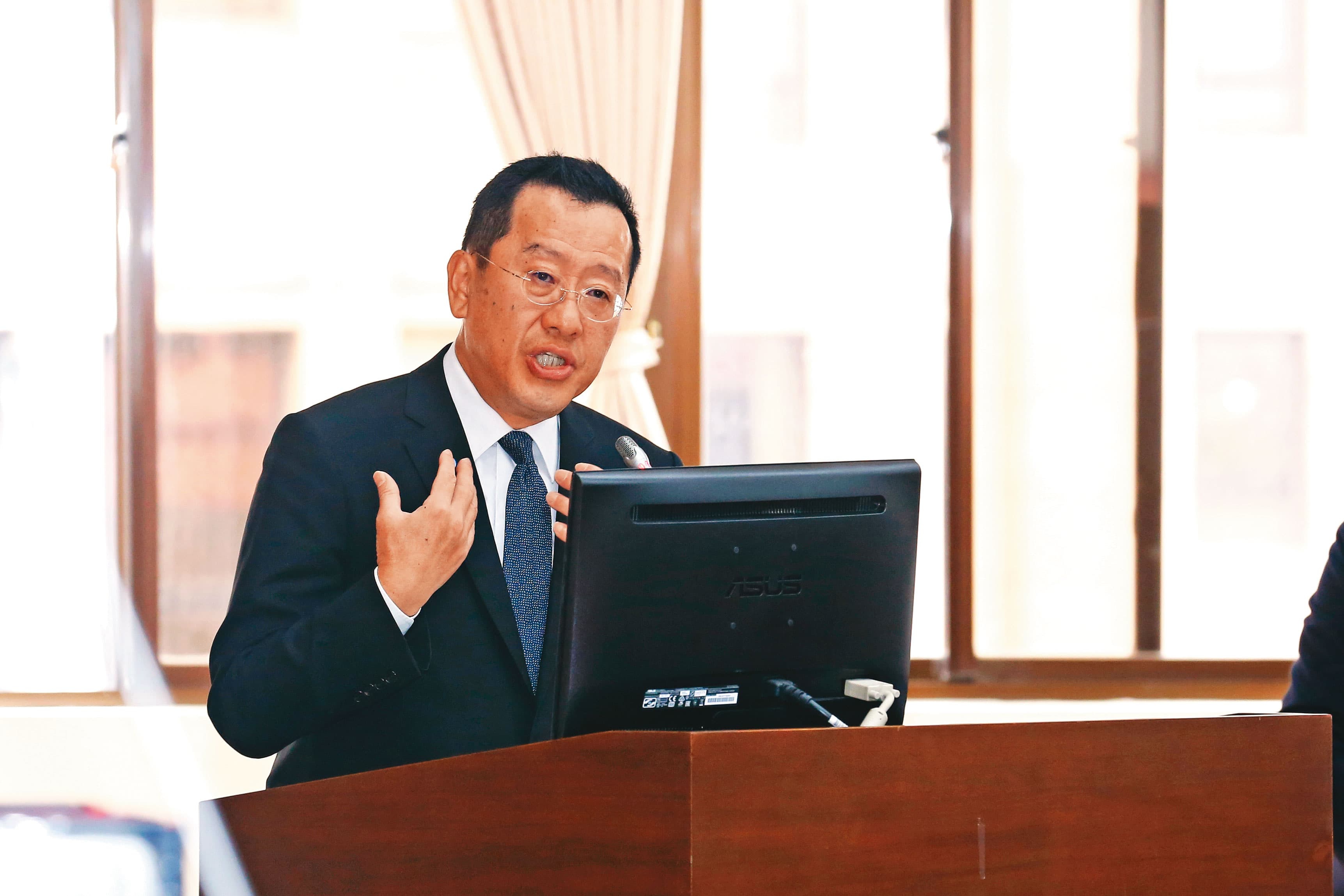 顧立雄接替李瑞倉擔任金管會主委,認為P2P是經濟部業務,im.B風暴才持續擴大。