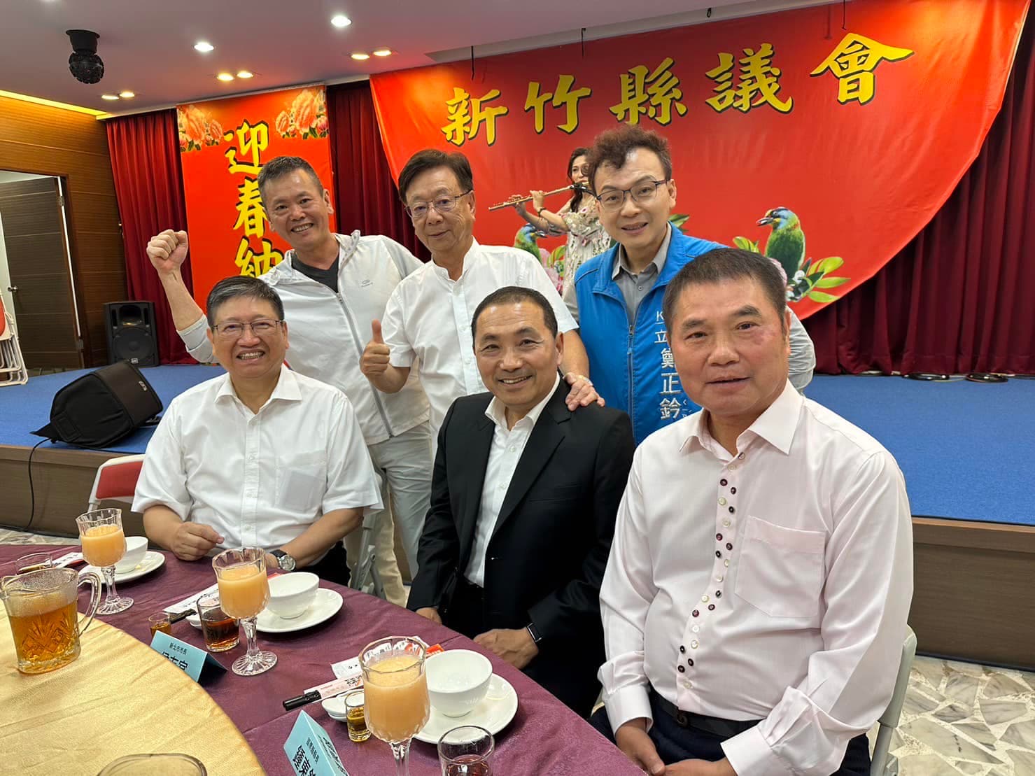 林為洲(後排左)表示,侯友宜(前排中)這次拜會請益獲得很多建議,希望再創政黨輪替。(翻攝自林為洲臉書)