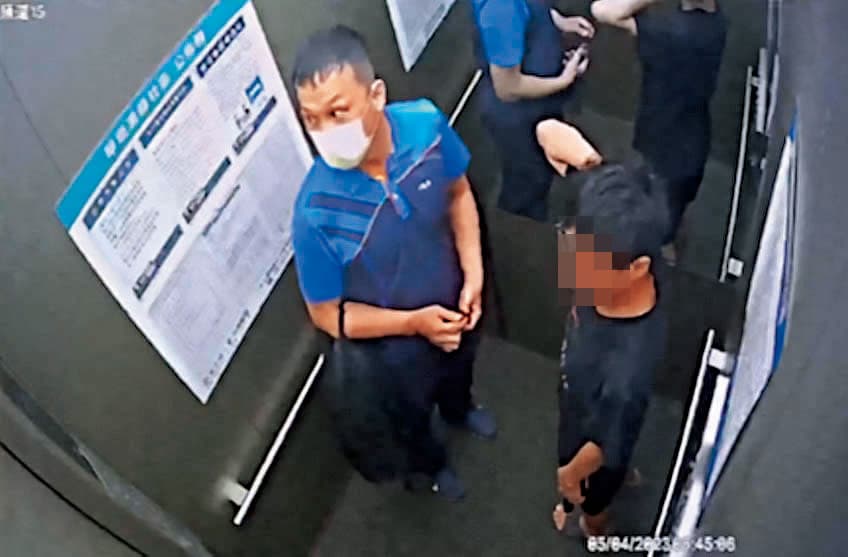 賴姓高中生(右)墜樓前身影曝光,當時他身穿黑色T恤,一旁藍衣男子(左)是剛跟他完成同婚登記的代書兒子,2人搭電梯上樓幾乎沒有交談。(家屬提供)