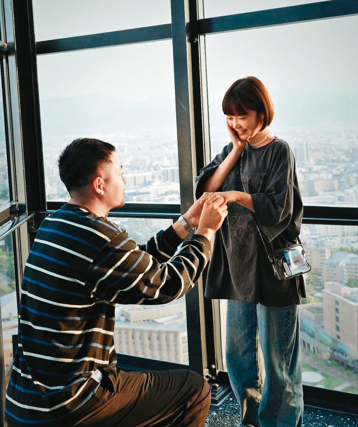 楊子力(左)在觀光景點向李佳穎(右)下跪求婚。(翻攝自李佳穎臉書)