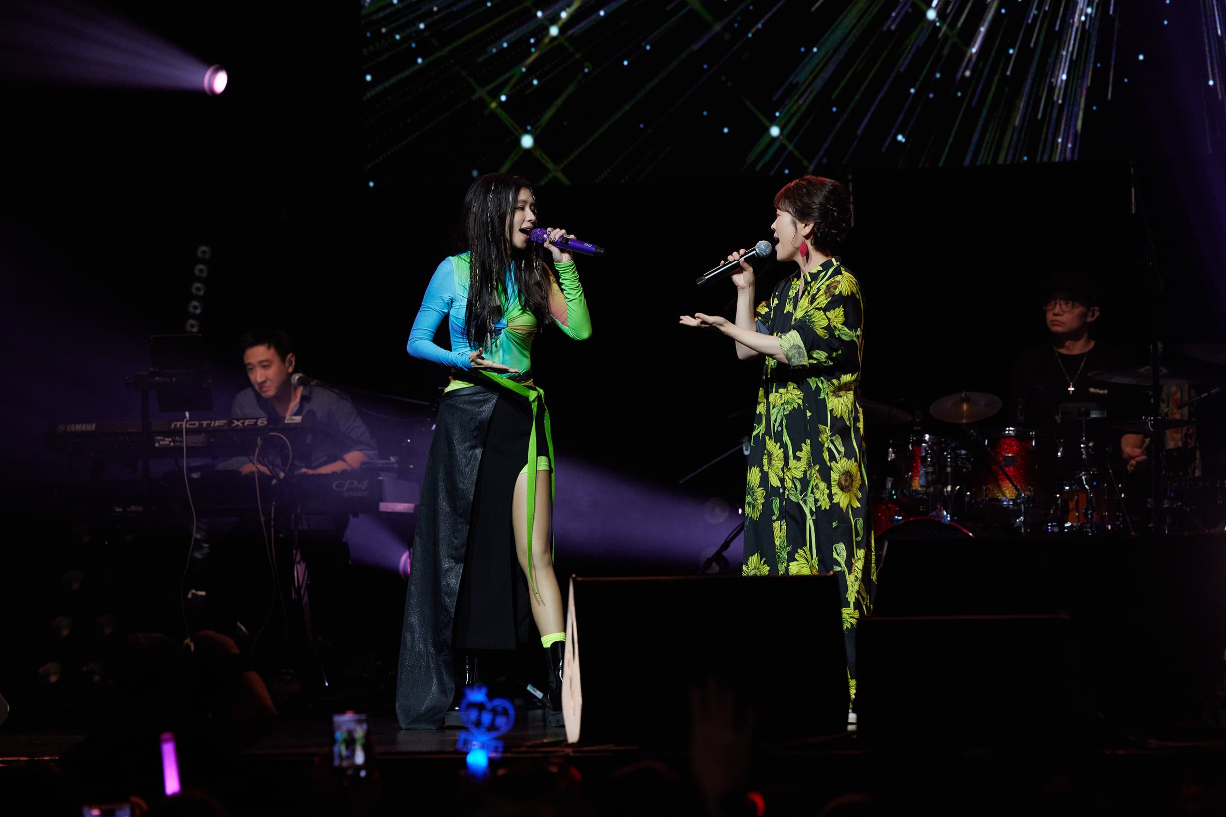 徐若瑄(左)與玉城千春首度公開演唱兩人一起創作的歌曲〈翅膀〉。(Zepp New Taipei / 大鴻藝術BIG ART提供)