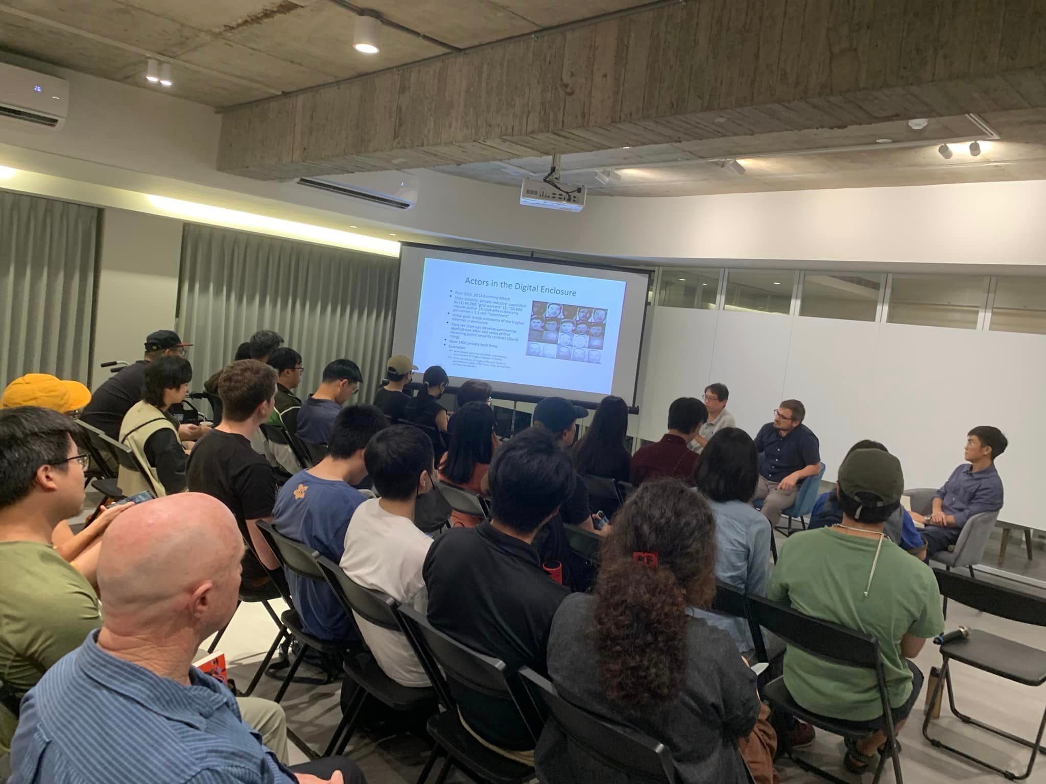 戴倫‧拜勒(中)日前出席「轉譯新疆,也轉譯當代的高科技監控」座談。左為台灣制憲基金會董事宋承恩,右為國際新聞記者劉致昕。(春山出版社提供)