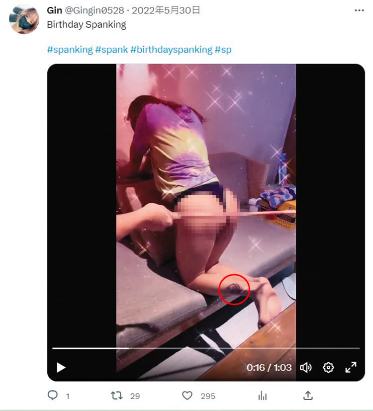 Twitter上女子被打屁股的影片,腳上的兔子刺青和林匯喬的一模一樣。(翻攝自Gingin0528推特)