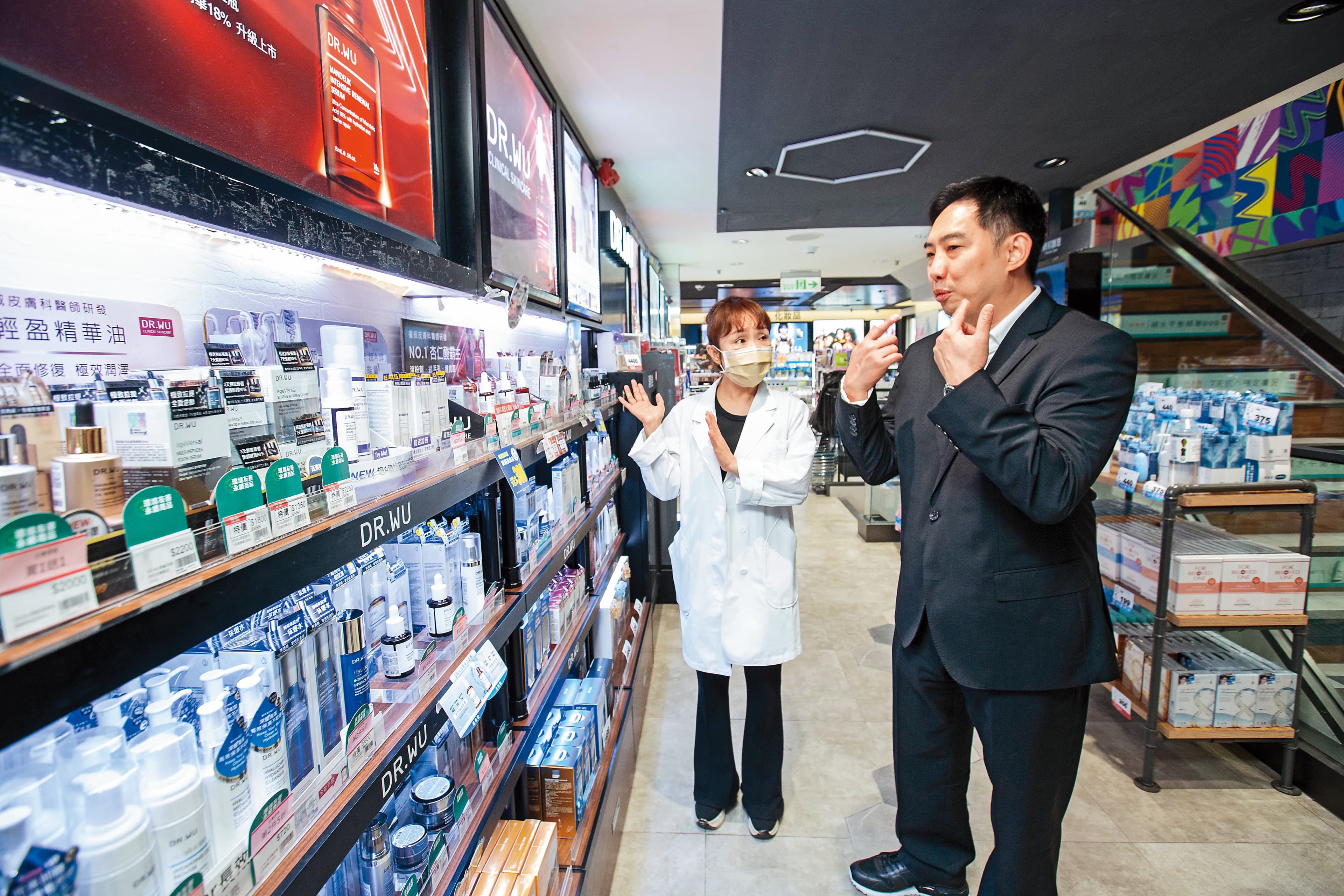 DR.WU是台灣開架式醫學美容產品市占第一品牌,吳奕叡(右)有時會突擊巡店,觀察客人選購狀況。