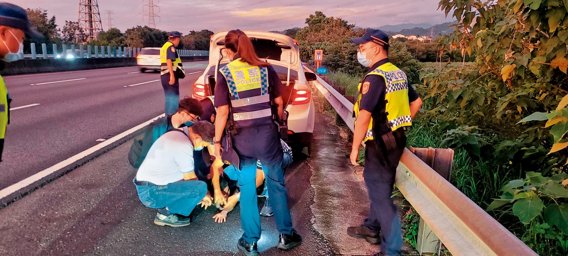 國道警察協助攔截車輛成功後,承辦警方將蘇男從後車廂拖出壓制。(翻攝畫面)