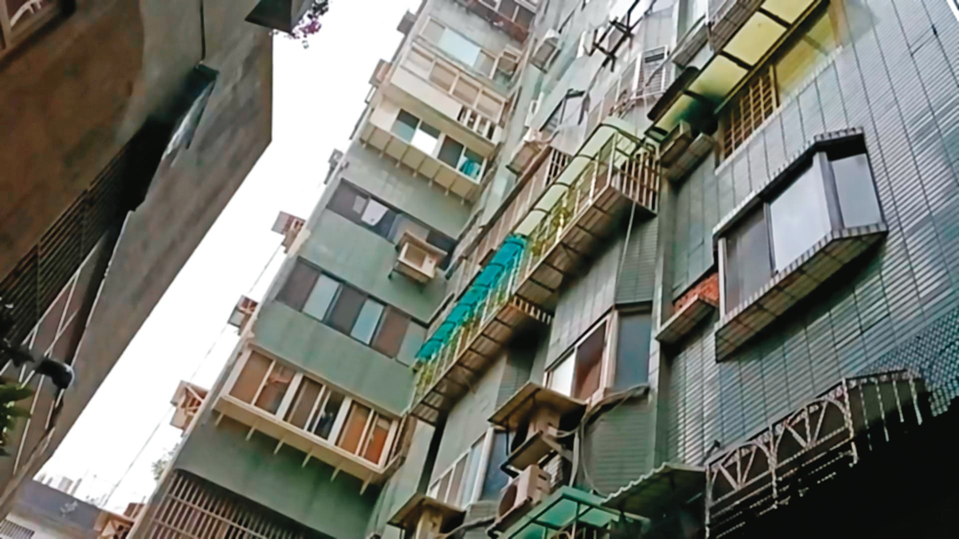 案發大樓內多為出租套房,附近住戶曾抱怨該處出入分子複雜,讓人不安。(東森新聞提供)