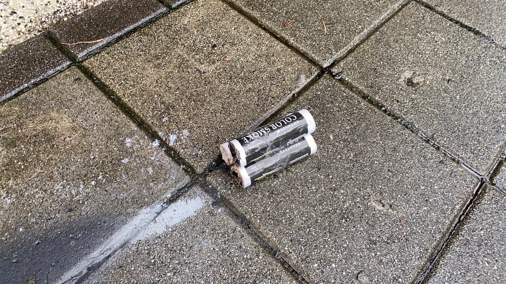 地上遺留的煙霧彈。(警方提供)
