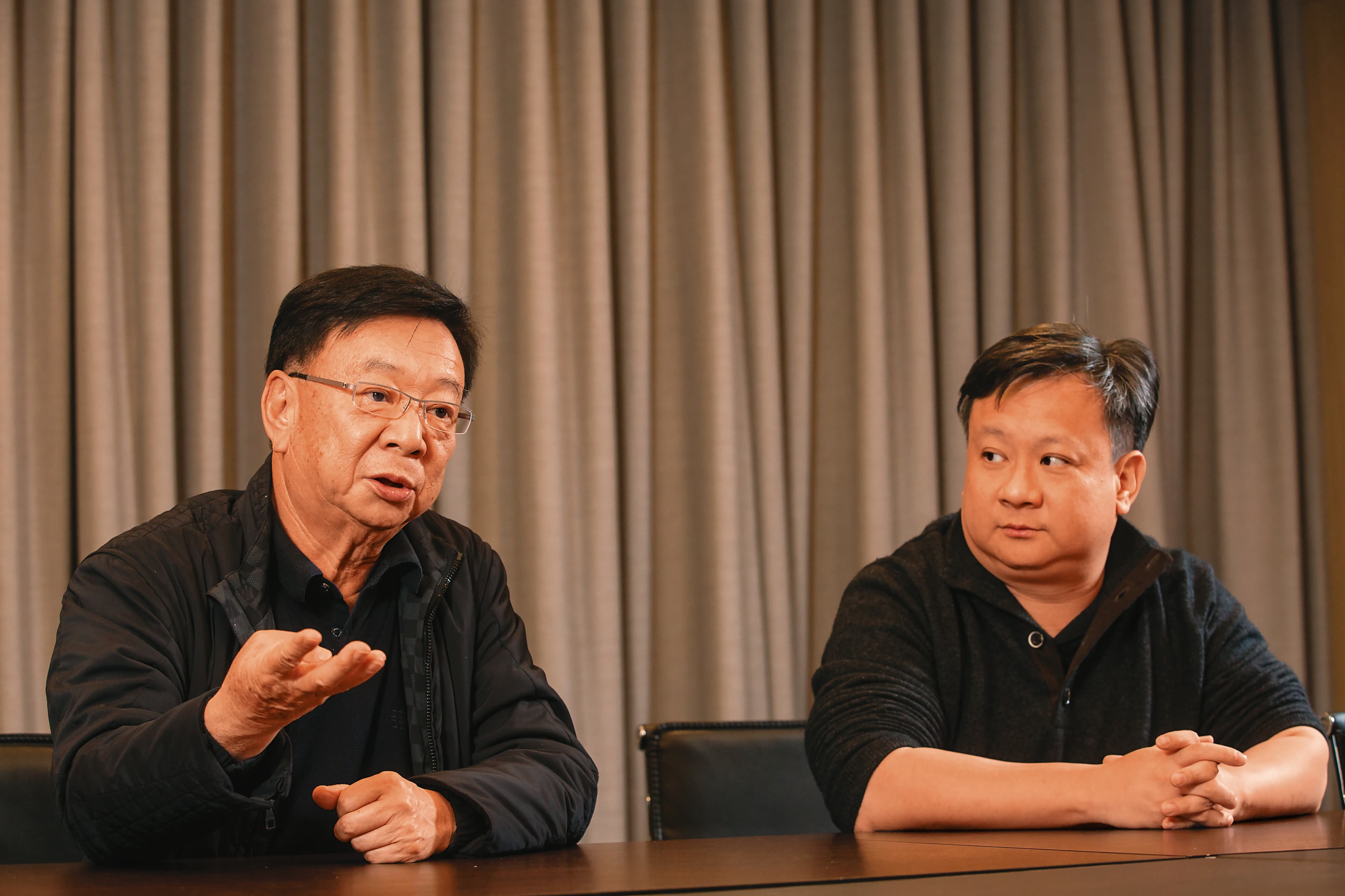 2019年宣明智(左)交棒,交由長子宣昶有(右)掌舵宣捷集團。