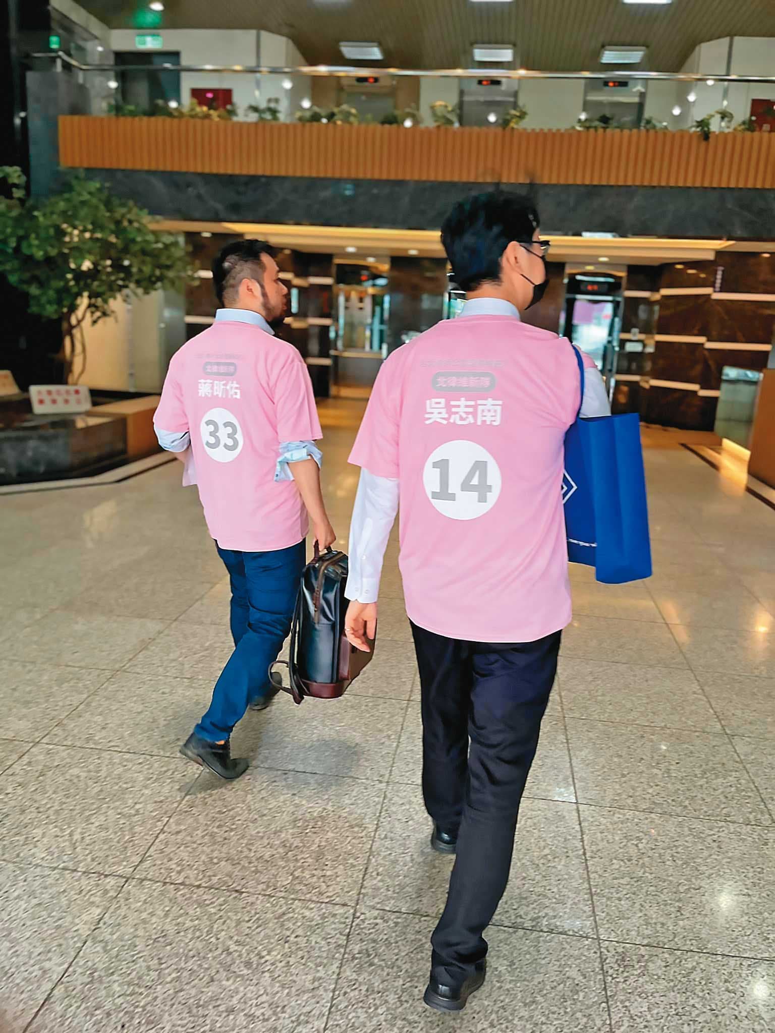 台北律師公會理監事改選進入白熱化,候選人特別前往各事務所拜票。(翻攝北律維新隊臉書)