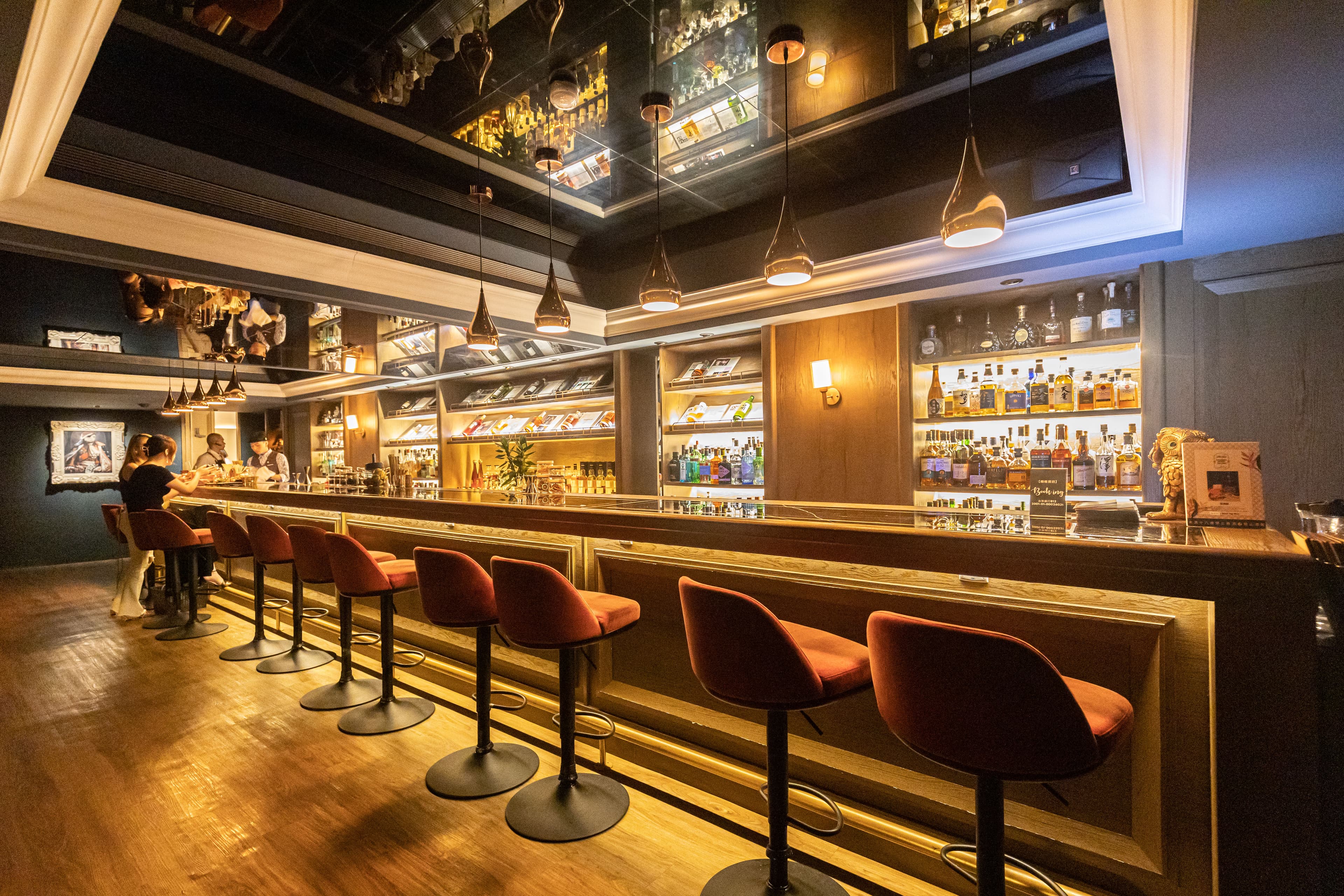 「Book ing bar」以電影與小說為主題設計,裝潢復古時髦,吧台長達 950公分。