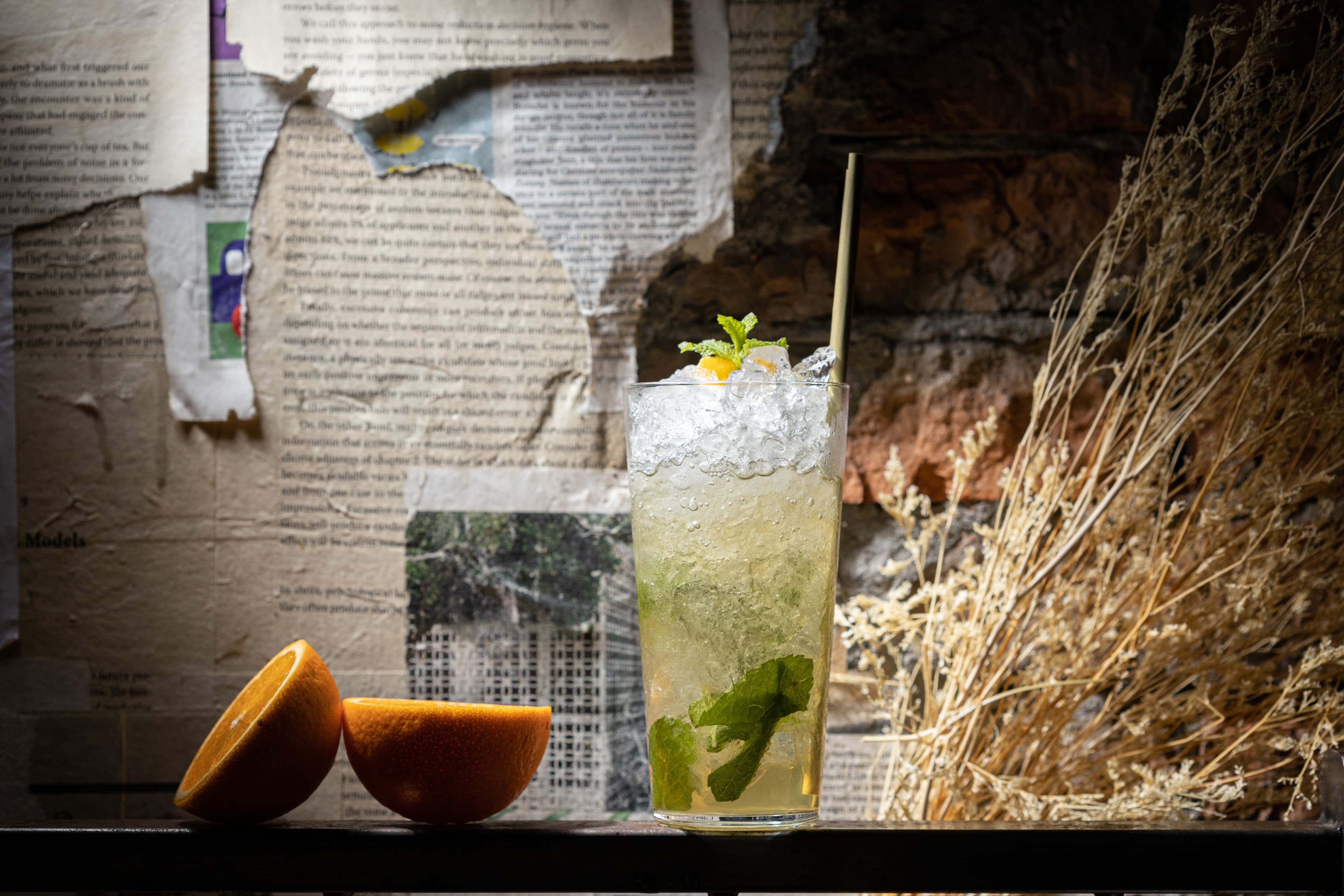 Mojito變奏版「生體很橙實」,使用新鮮柳橙製成酸液,加入生茶、琴酒與白蘭地。(410元/杯)