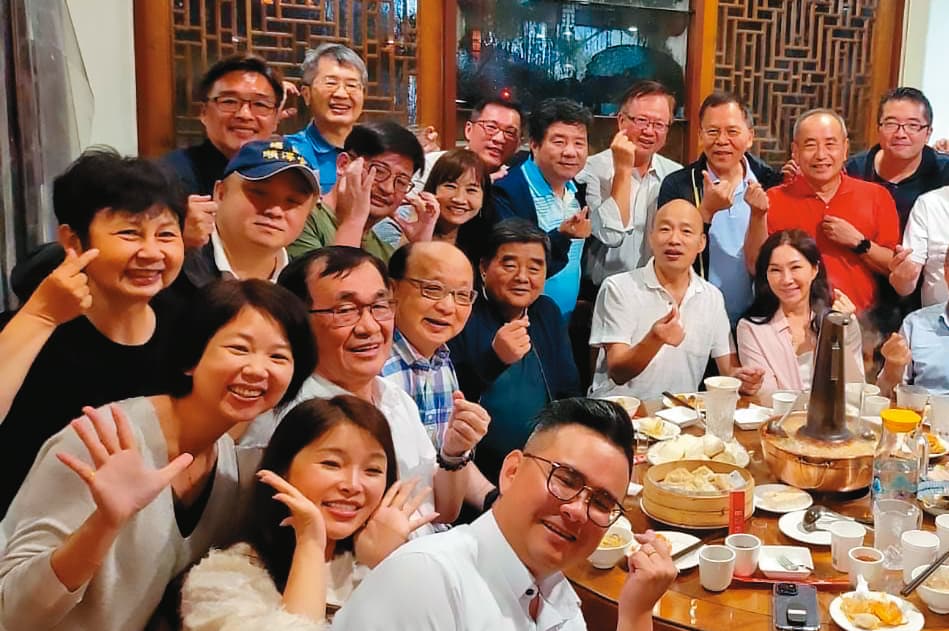 韓國瑜16日設生日宴,邀請前高雄市府團隊及黨內要角,但未有侯陣營人士出席。(翻攝韓國瑜臉書)