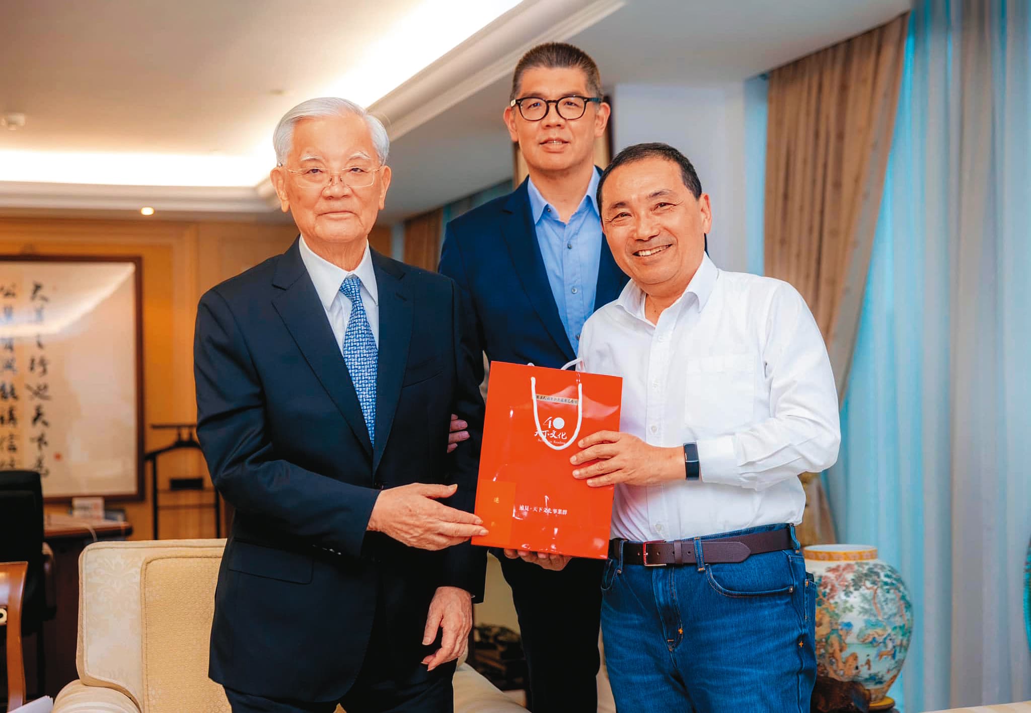侯友宜(右)拜會前副總統連戰(左)、國民黨副主席連勝文(中)父子。(翻攝侯友宜臉書)