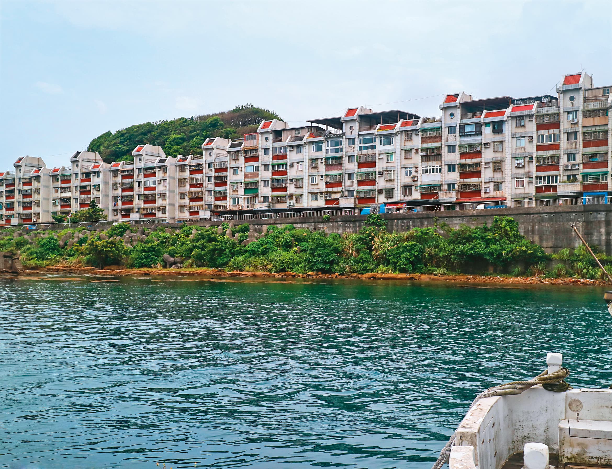 八尺門阿美族原住民聚集的海濱國宅是全劇的重要場景之一。(鏡文學提供)