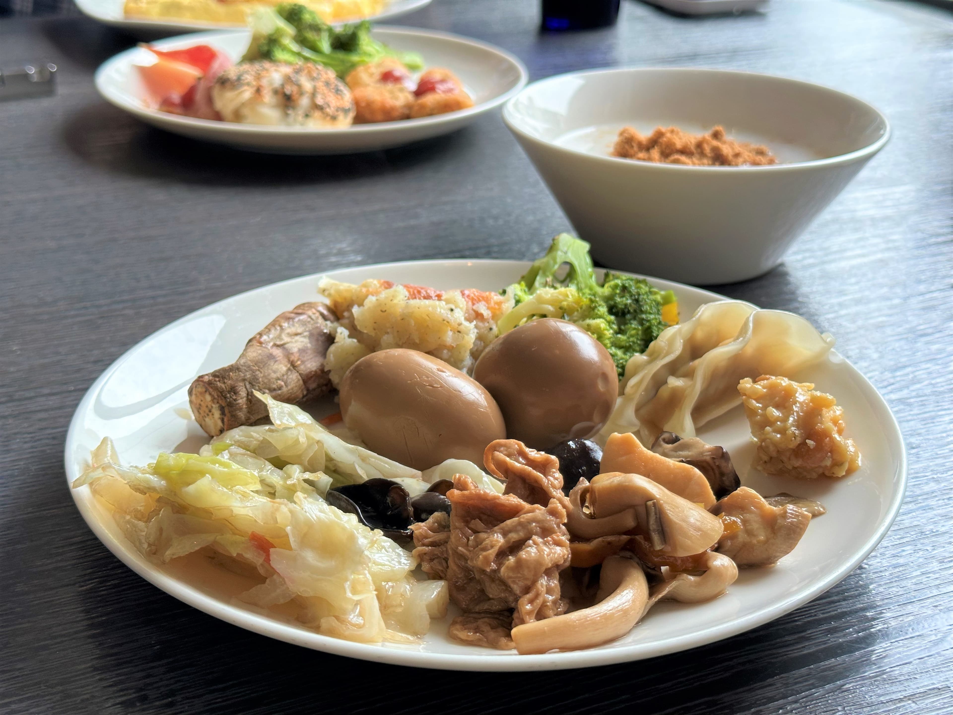 中、西式餐點都有,可以吃得非常飽。