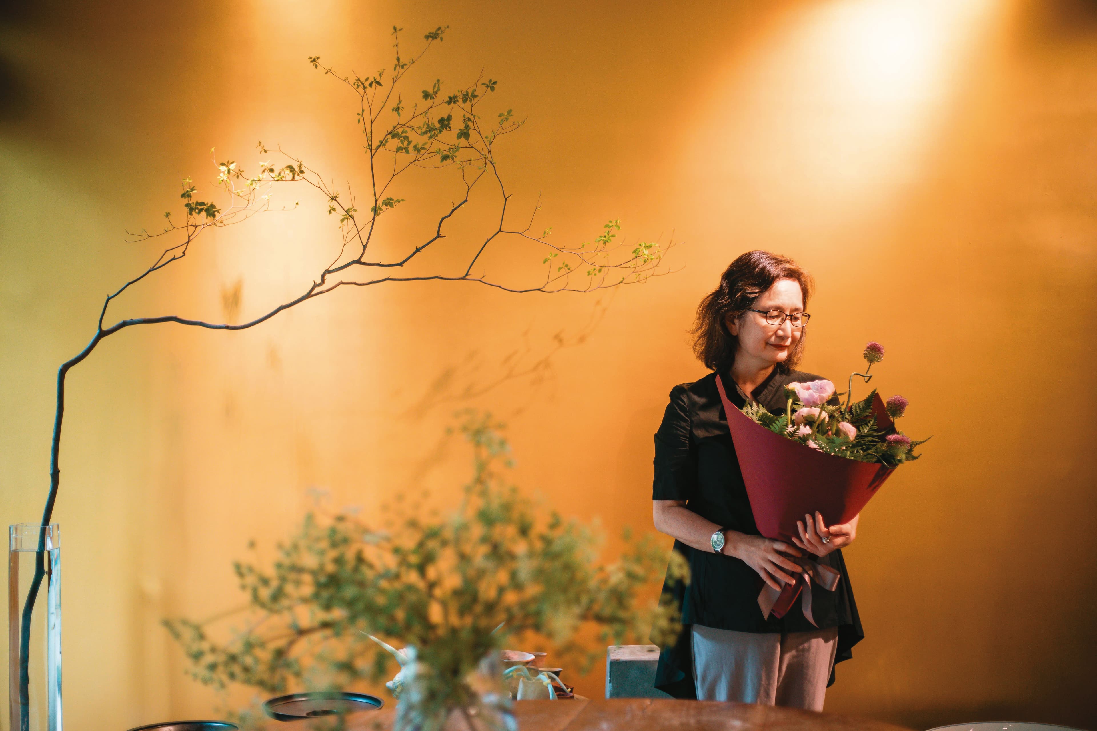 李靜宜習畫、插花多年,定期前往教室練習。我們立夏過後來到她的花藝教室,這天她手邊有曇花、玫瑰,速速就固定、包裝好花材。