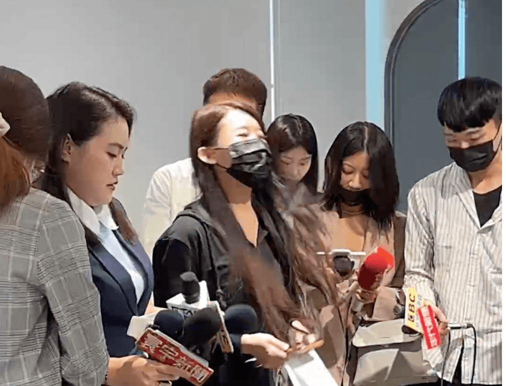 小紅老師開記者會提出5點聲明反擊NONO。(翻攝自小紅老師臉書)