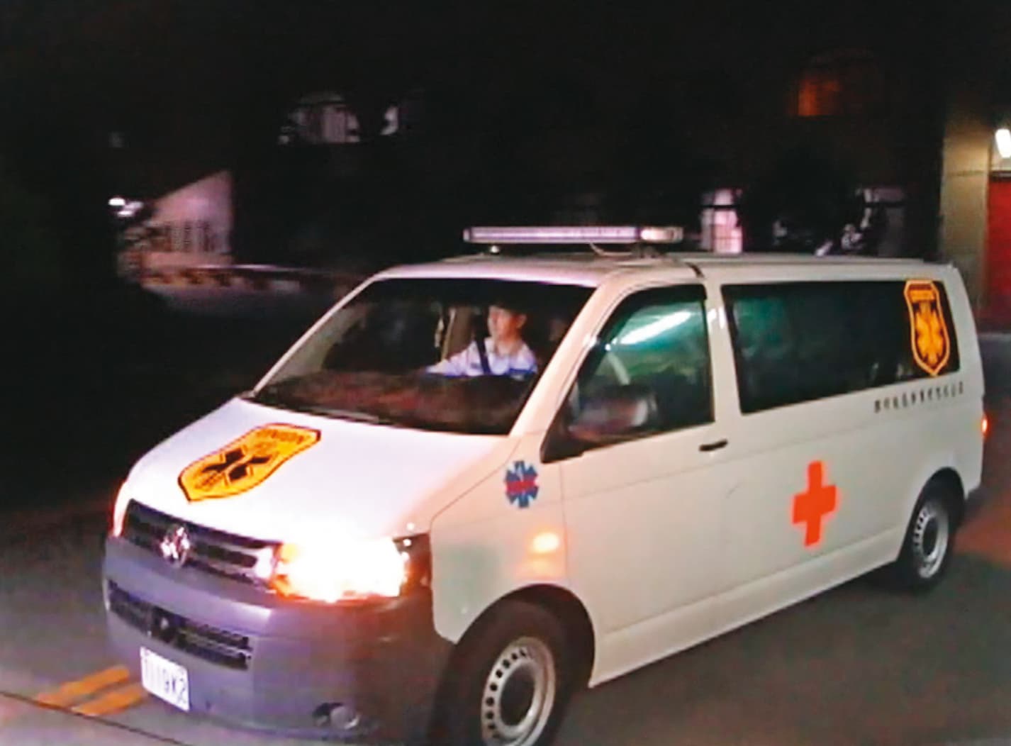 槍決時歷經3度卡彈的黃賢正伏法後,屍體被救護車載出看守所。(東森新聞提供)
