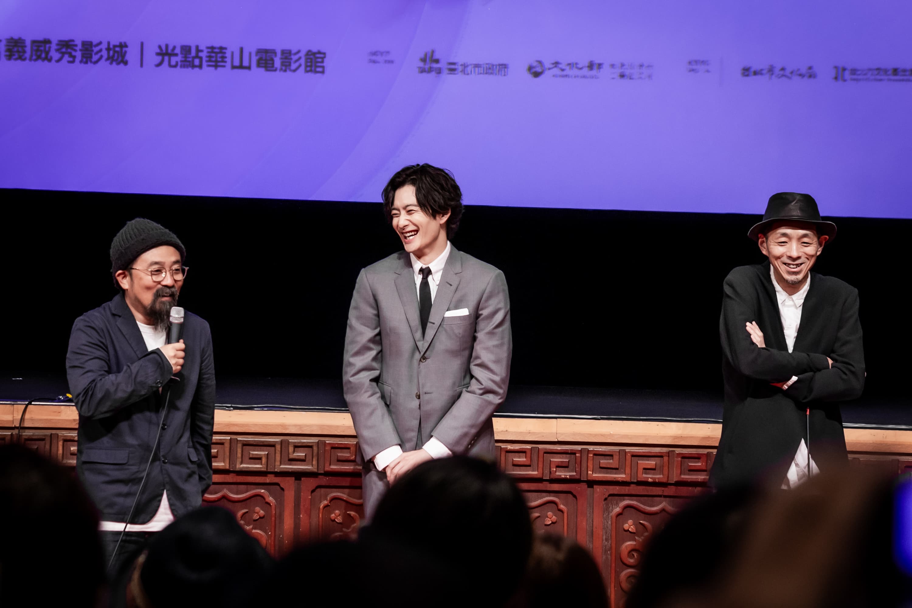 《快一秒的他》導演山下敦弘(左起)、岡田將生與編劇宮藤官九郎與影迷同歡。(台北電影節提供)