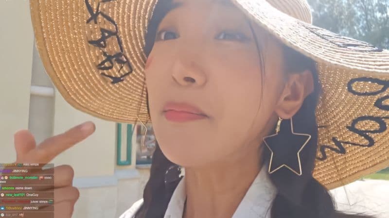 企鵝妹被酸民惹怒,直接封鎖。(翻攝自企鵝妹直播)