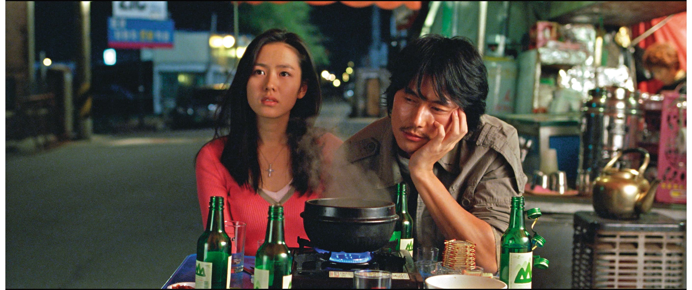 由孫藝真(左)搭檔鄭雨盛(右)主演的電影《腦海中的橡皮擦》上映時,有許多甜蜜場景和台詞引發熱烈討論。(甲上娛樂提供)