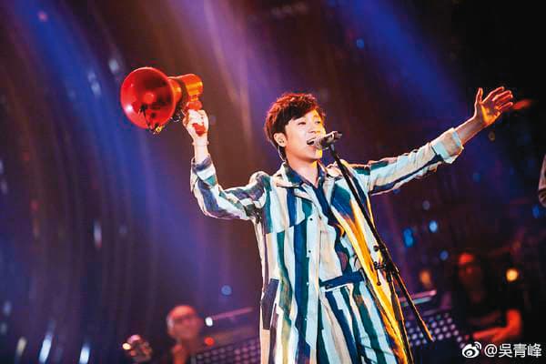 前幾年趁著蘇打綠休團,青峰參加《歌手2019》演出,當時家凱還替他伴奏。(翻攝自青峰微博)