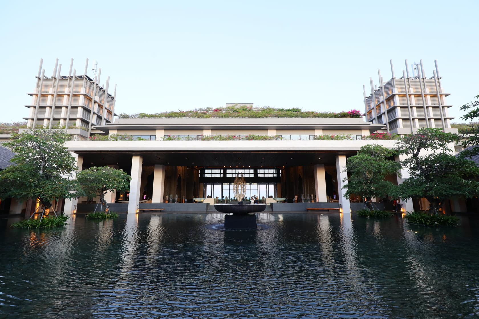 由於峇里島建築皆不能高過寺廟頂端,因此酒店順坡而下建築,大廳位於15樓高。