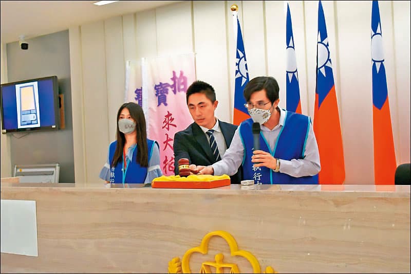 承辦主任檢察官曾揚嶺(中)親自拍賣查扣到的泰達幣冷錢包。(士林分署提供)