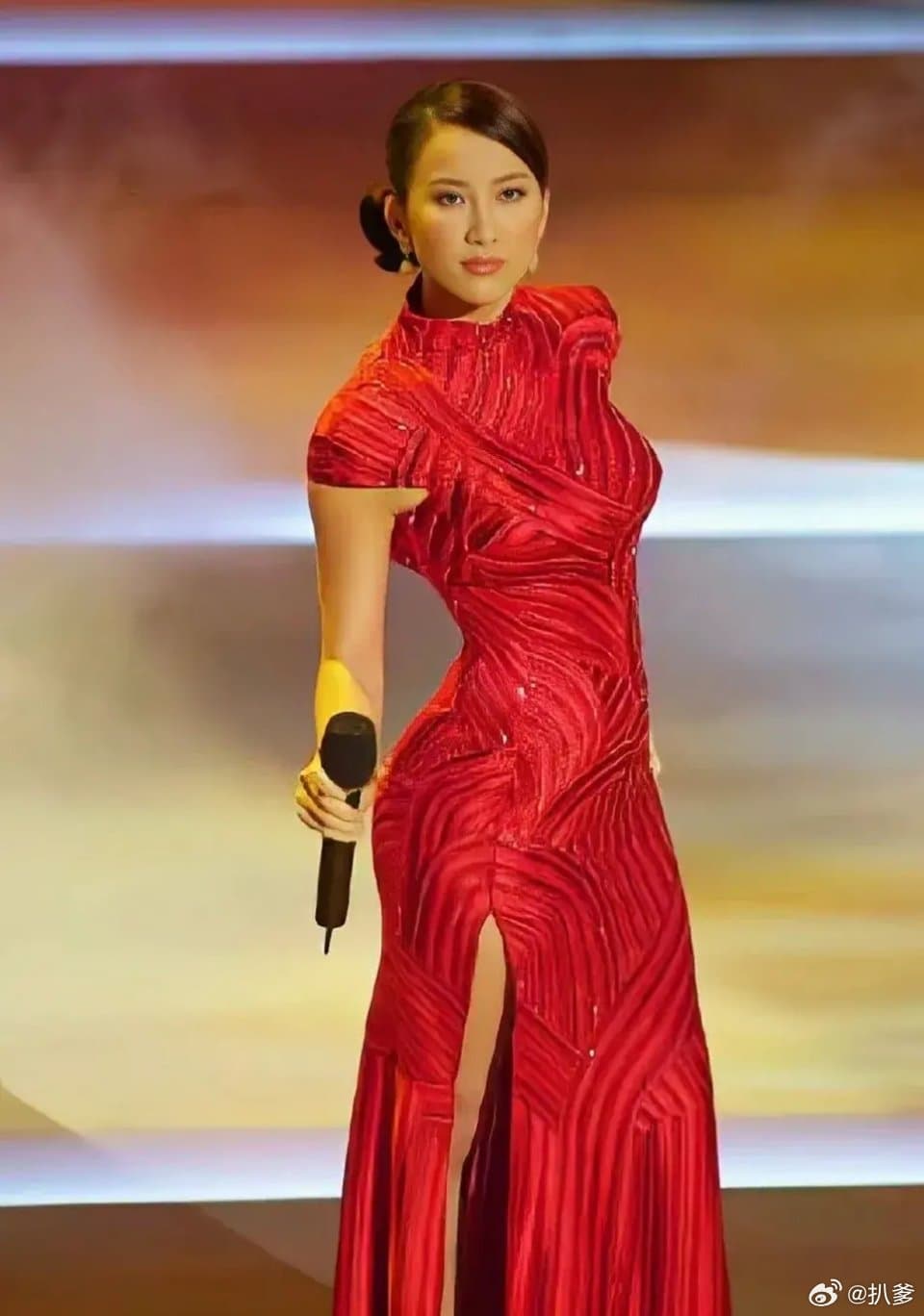 李玟人生高光時刻不可不提2001年站上奧斯卡舞台演唱《臥虎藏龍》主題曲〈A Love Before Time〉。(翻攝微博)
