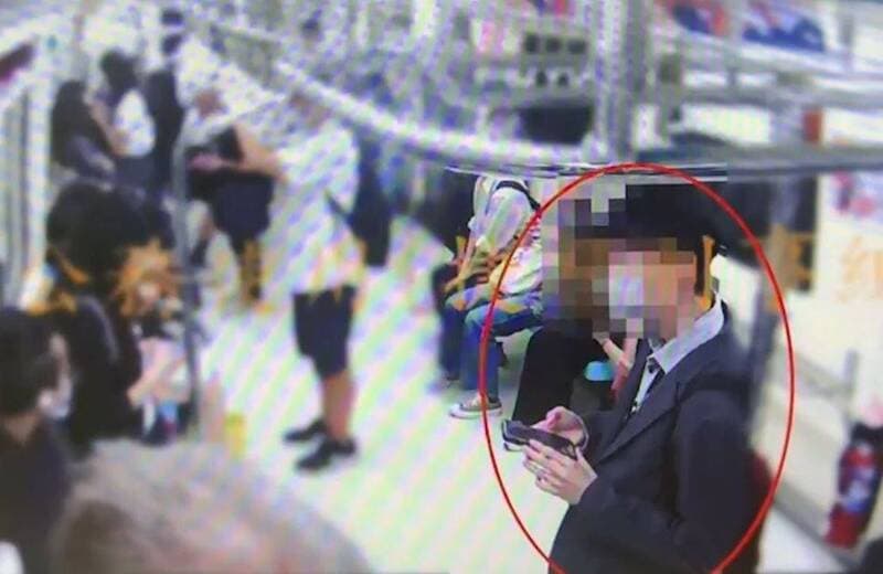 西裝露鳥俠在警方埋伏數日後逮捕。(翻攝畫面)