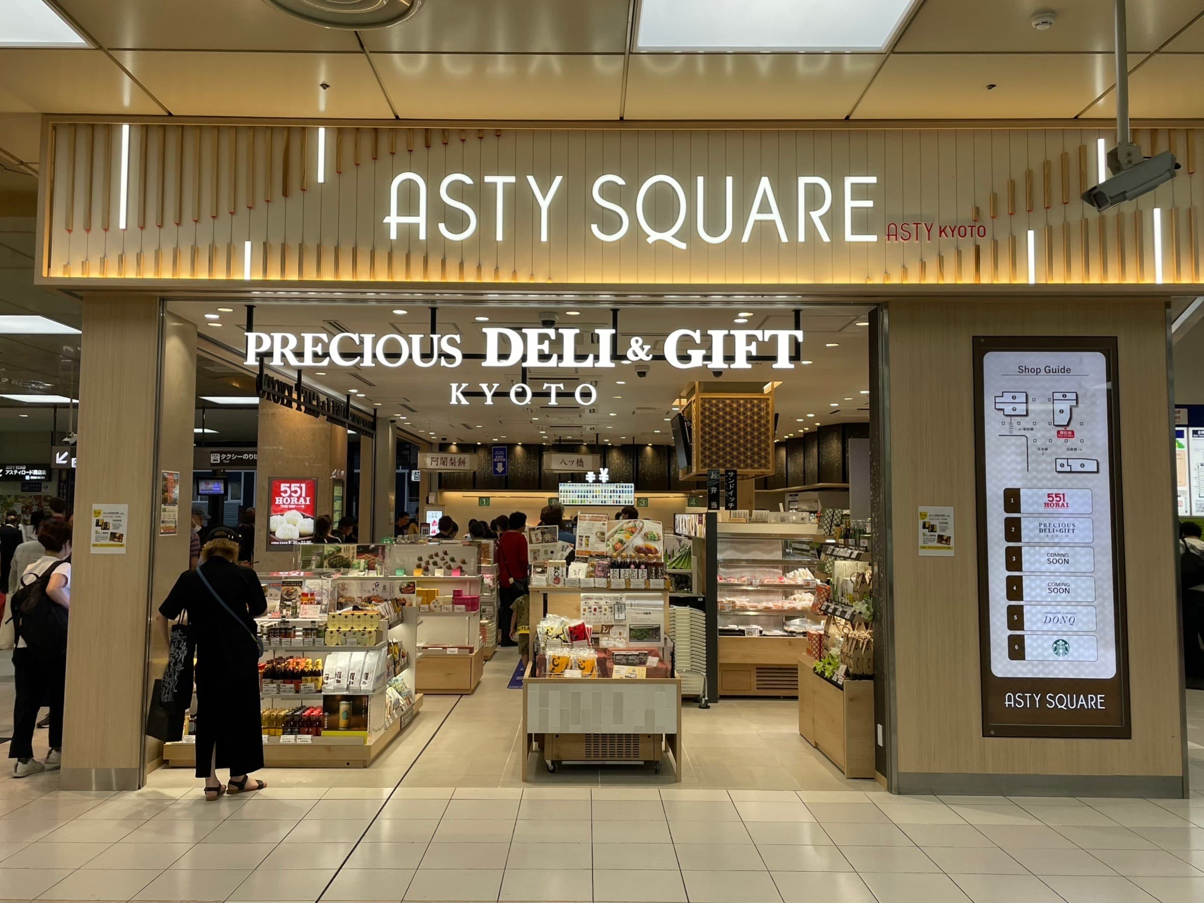 對旅客來說,ASTY SQUARE是購買名產、紀念品的第一首選。(京都市台灣推廣事務所提供)