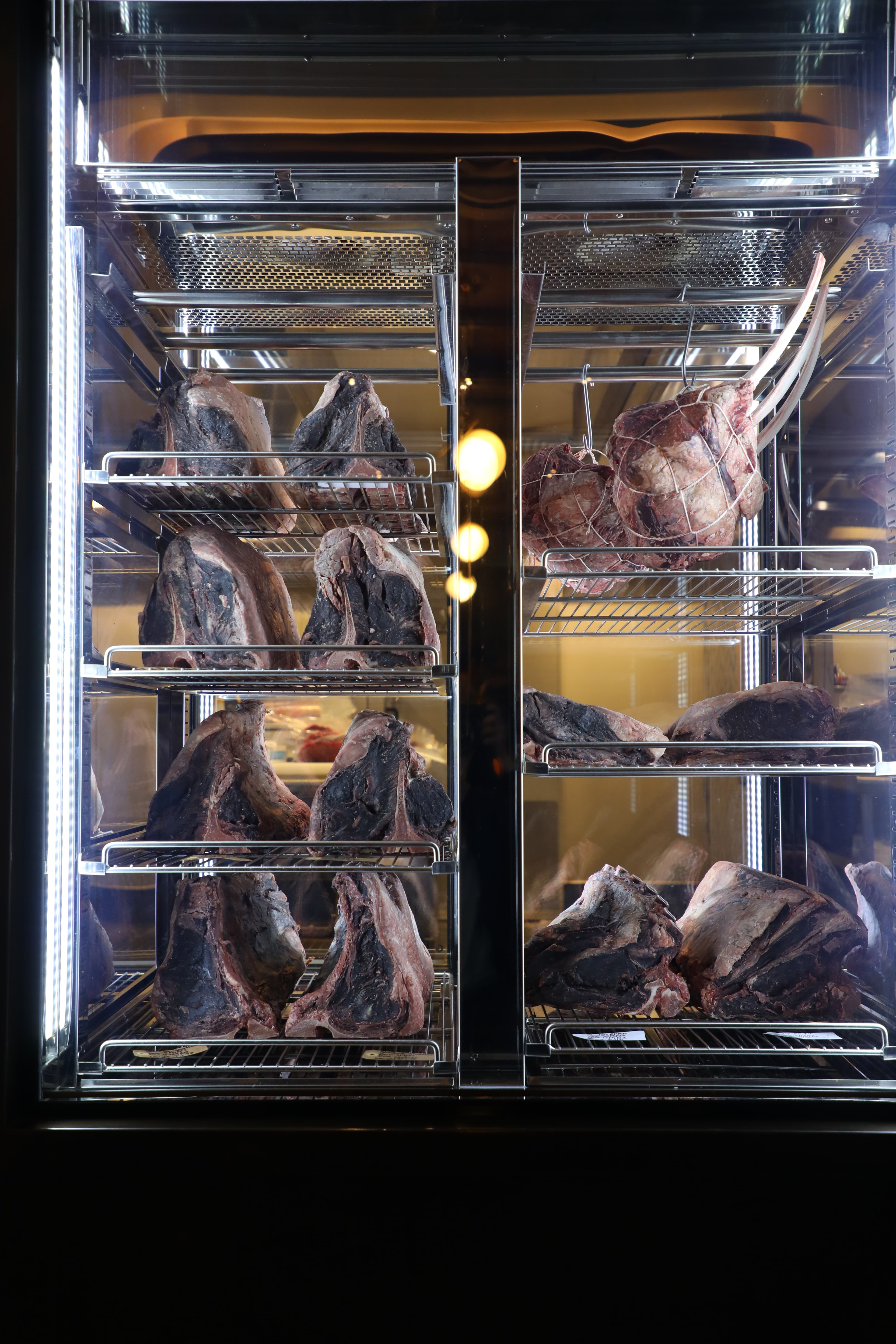 熟成櫃中的每一塊牛肉,都能追溯履歷來源。