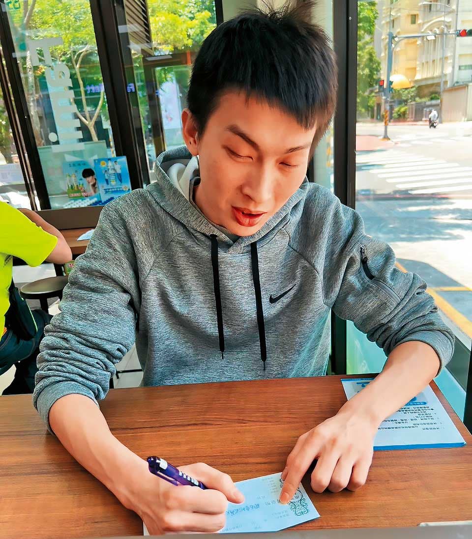 黃姓中人(圖)過去為知名品牌房仲,且願意簽署中人費同等金額本票,藉此取信於受害人。(受害人提供)