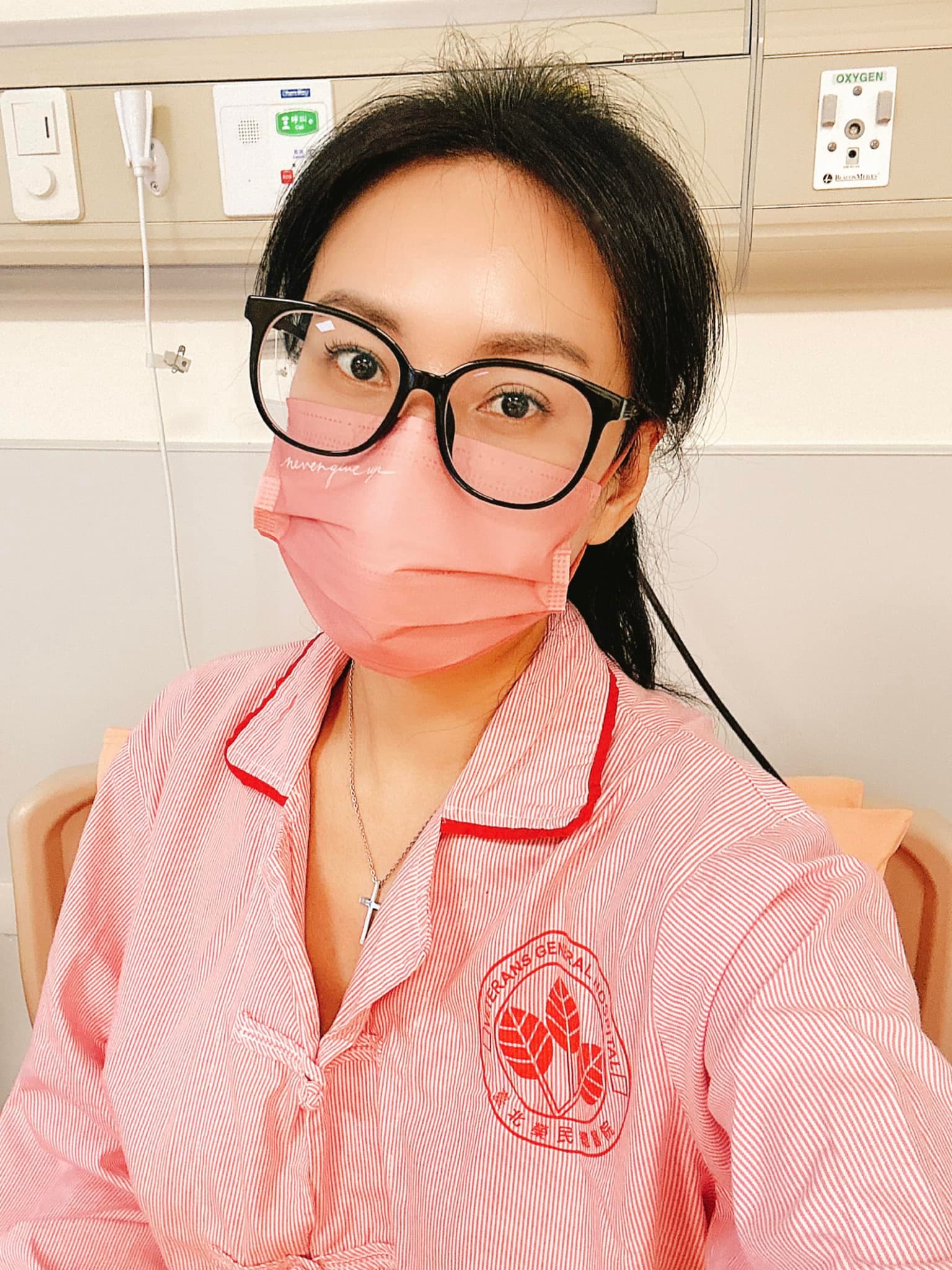 洪曉蕾到西班牙出遊卻因身體不適住進加護病房。(翻攝自洪曉蕾臉書)