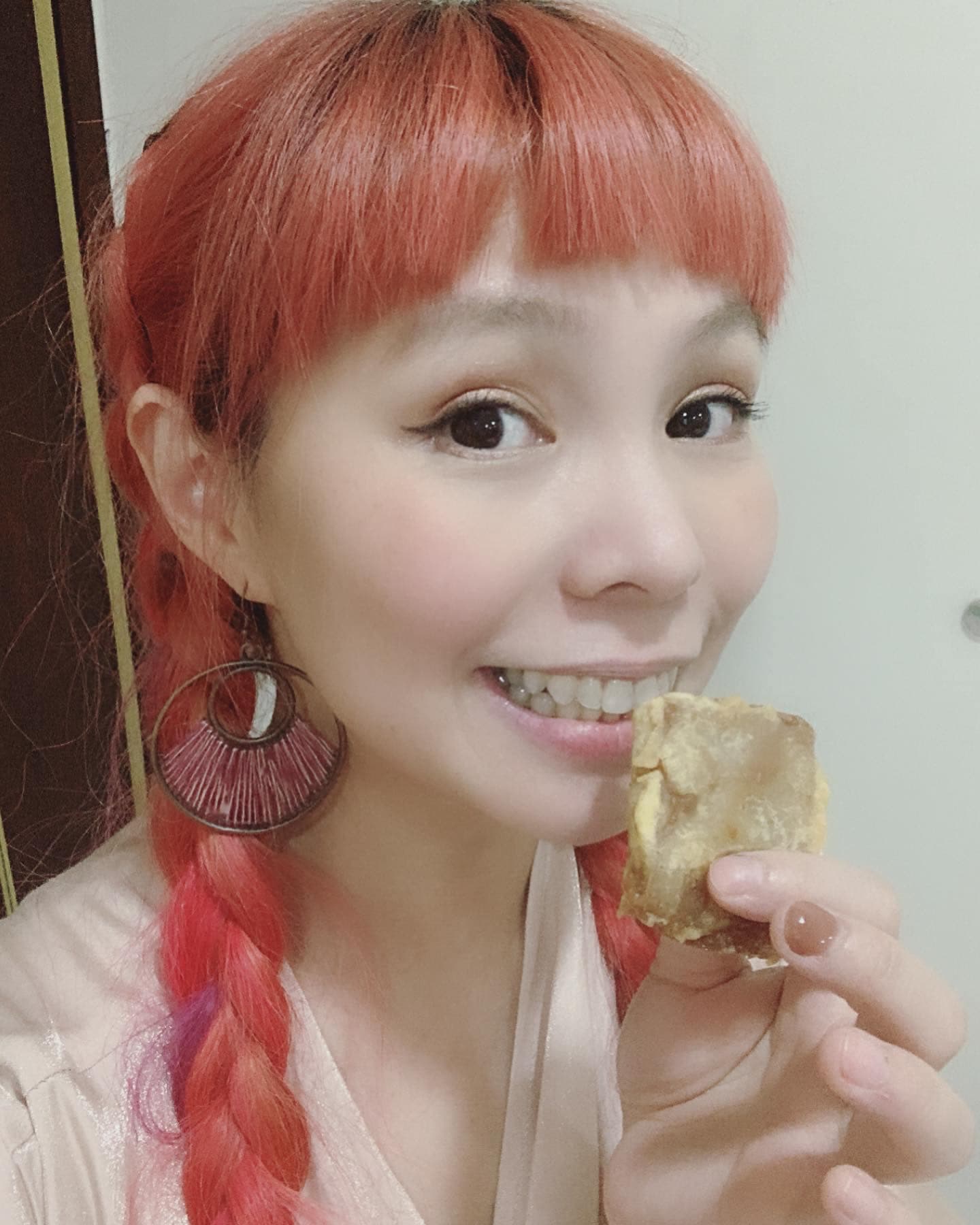 許哲珮因為受過催眠治療,覺得非常神奇,因此考取催眠師執照。(翻攝自許哲珮臉書)