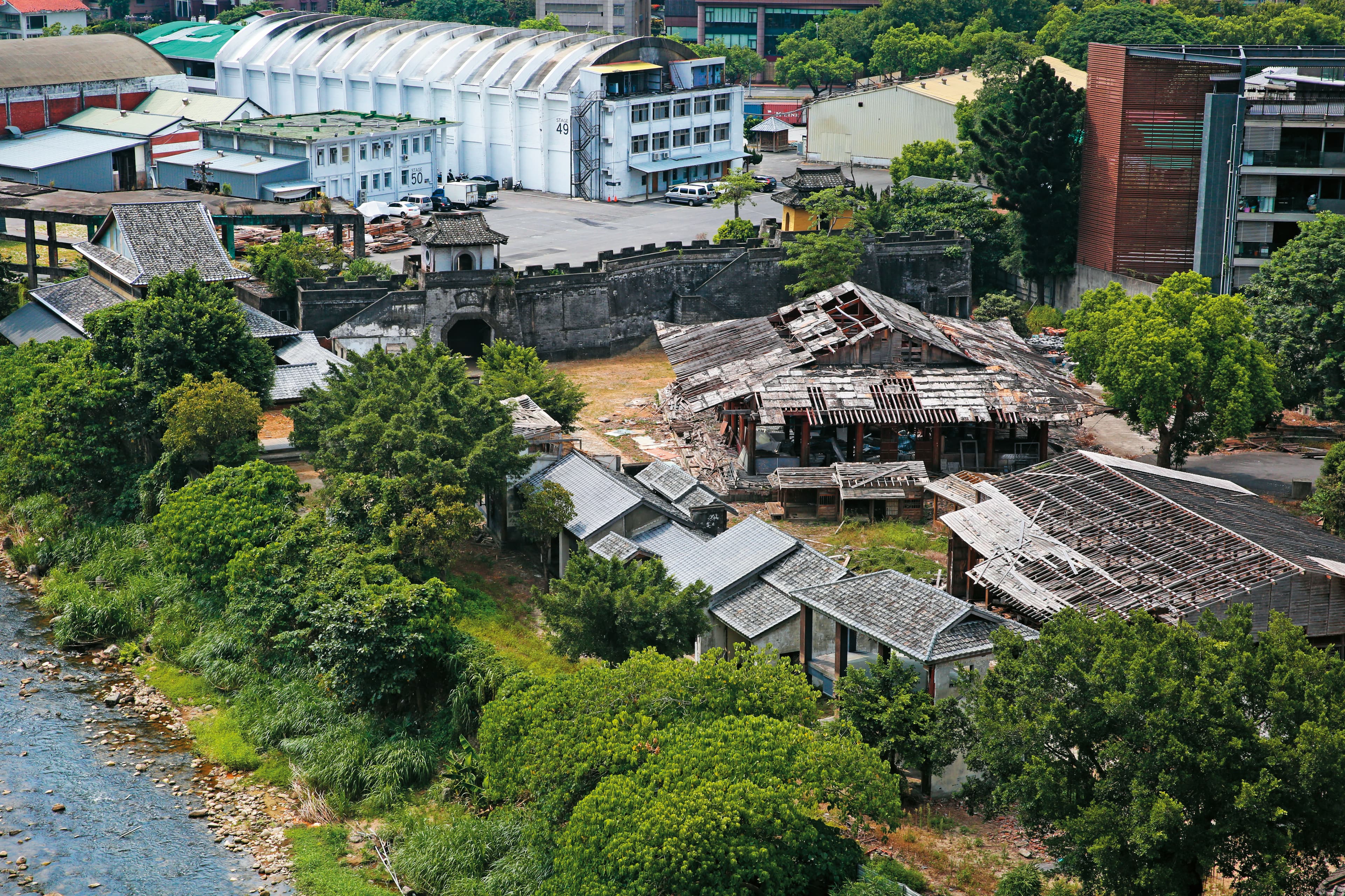 中影文化城由郭台強2006年接手後,有意改建成文創園區,卻因不當黨產及纏訟等因素至今卡關,仍是廢墟。