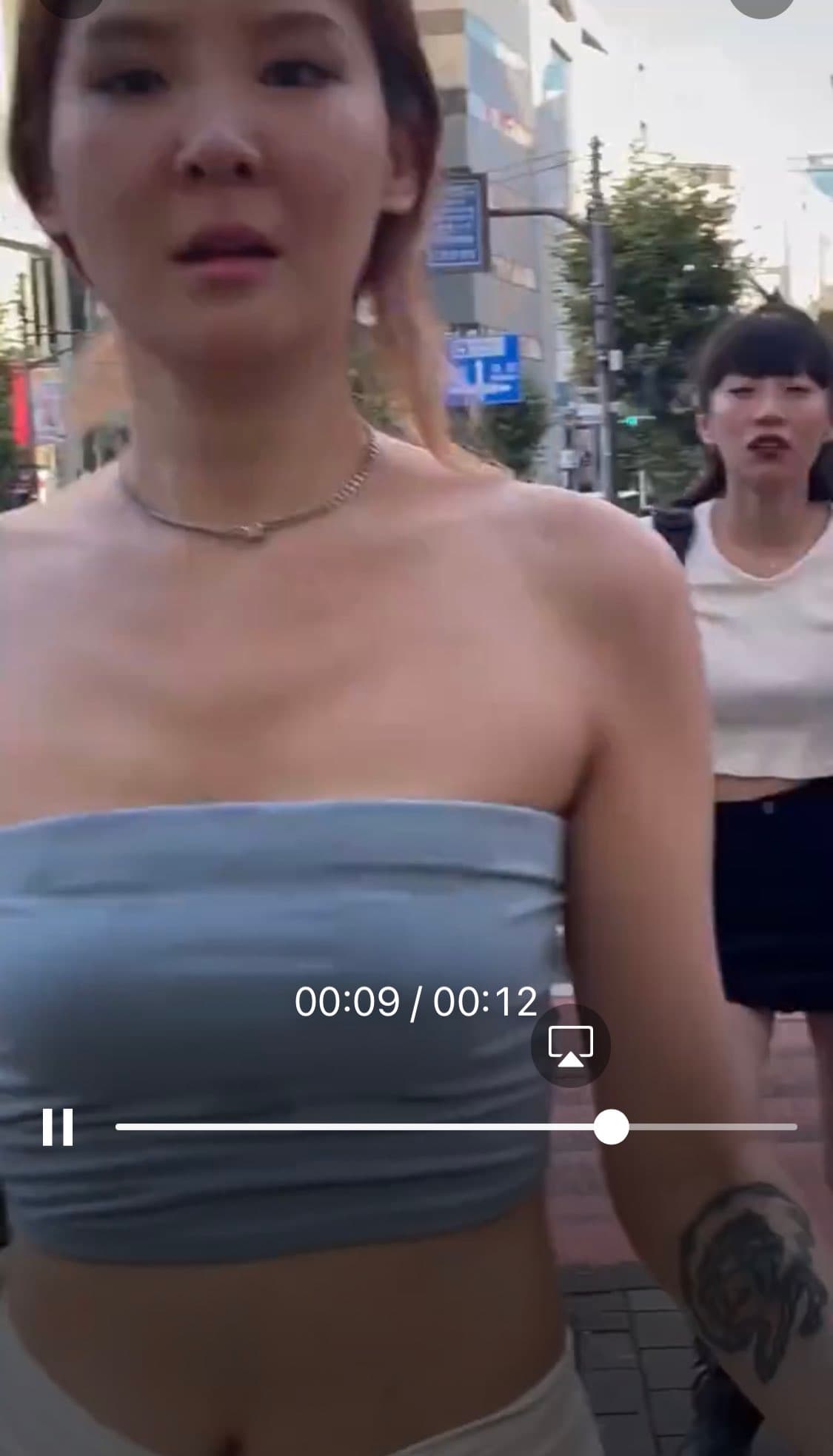 有網友稱這群辣妹都是中國人。(翻自推特)