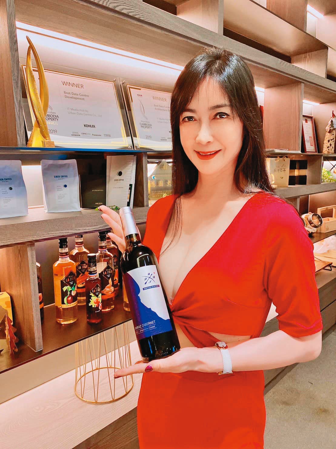 顧婕出書教品酒,也考取侍酒師執照。(翻攝自顧婕臉書)