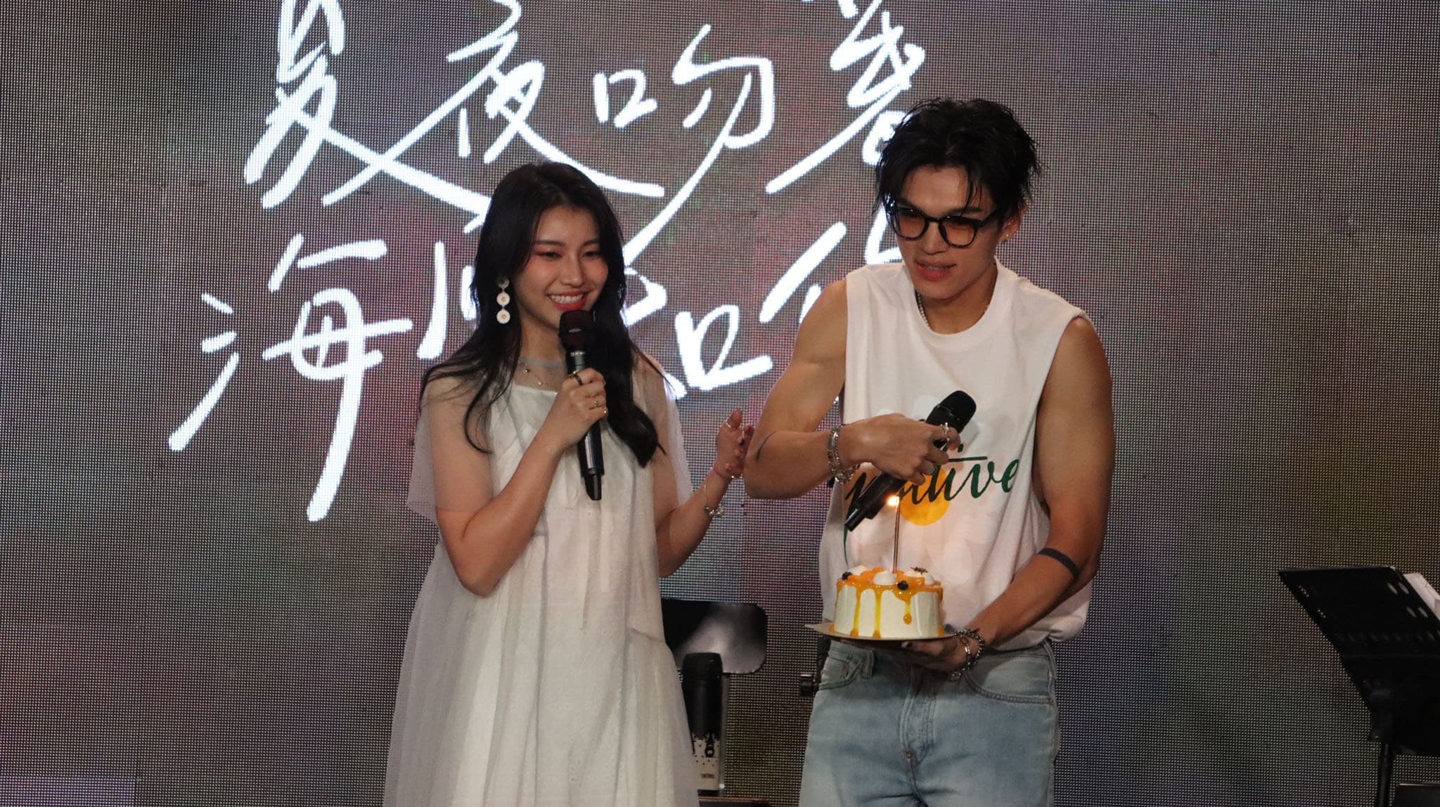 采子演唱完〈帶我回去〉,凱爾驚喜現身端著蛋糕上台。 (浩翰宇宙無限工作室提供)