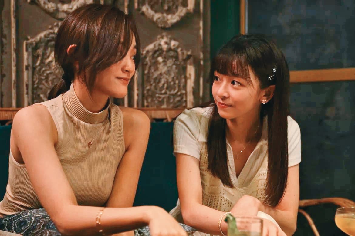 在《人選之人—造浪者》中,陳姸霏(右)與王淨(左)有不少對手戲,用英語交流的戲亦是看點之一。(Netflix 提供)