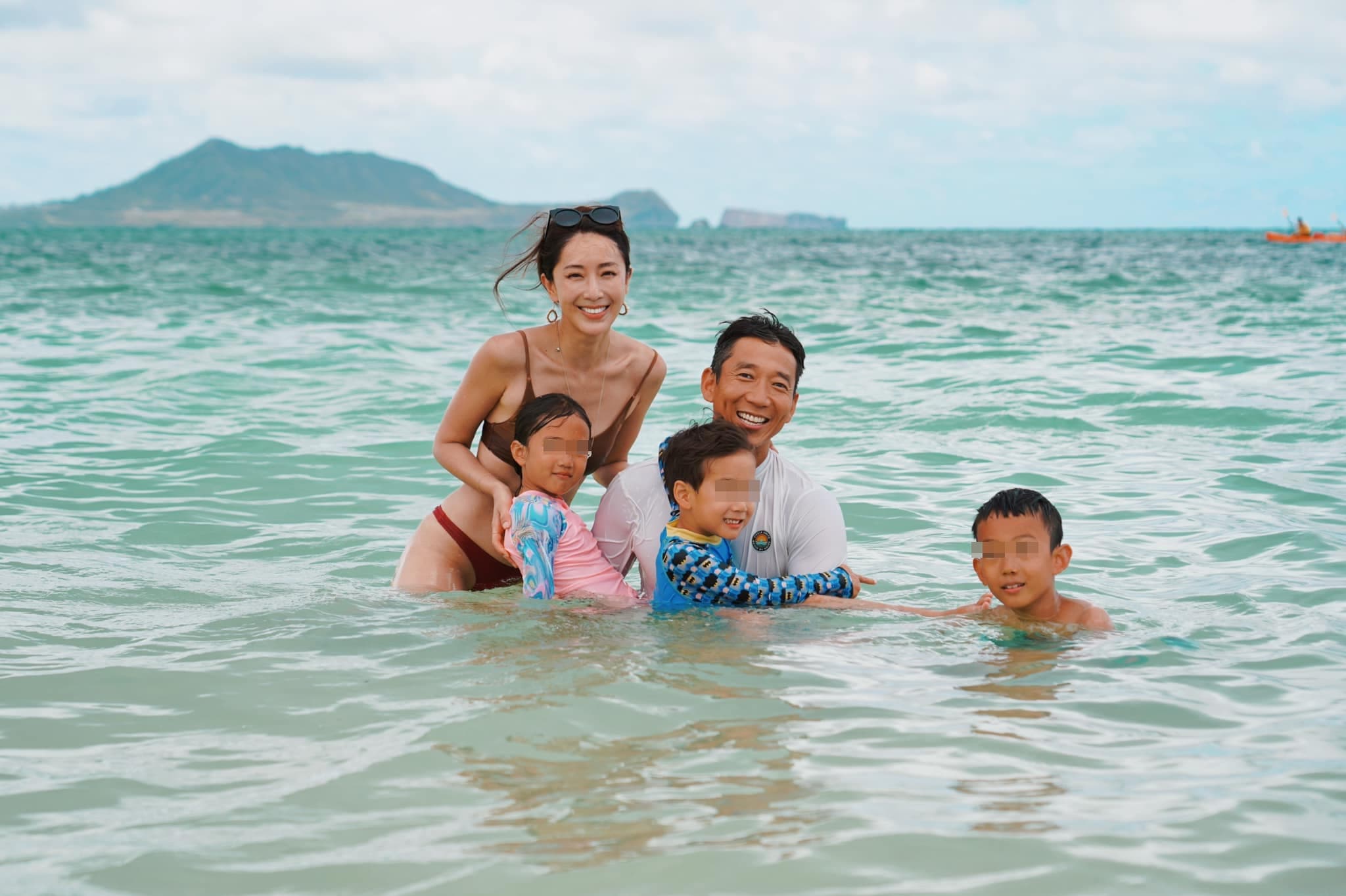 夏威夷海灘上的老先生堅持要為他們一家記錄這刻美景。(翻攝自隋棠臉書)