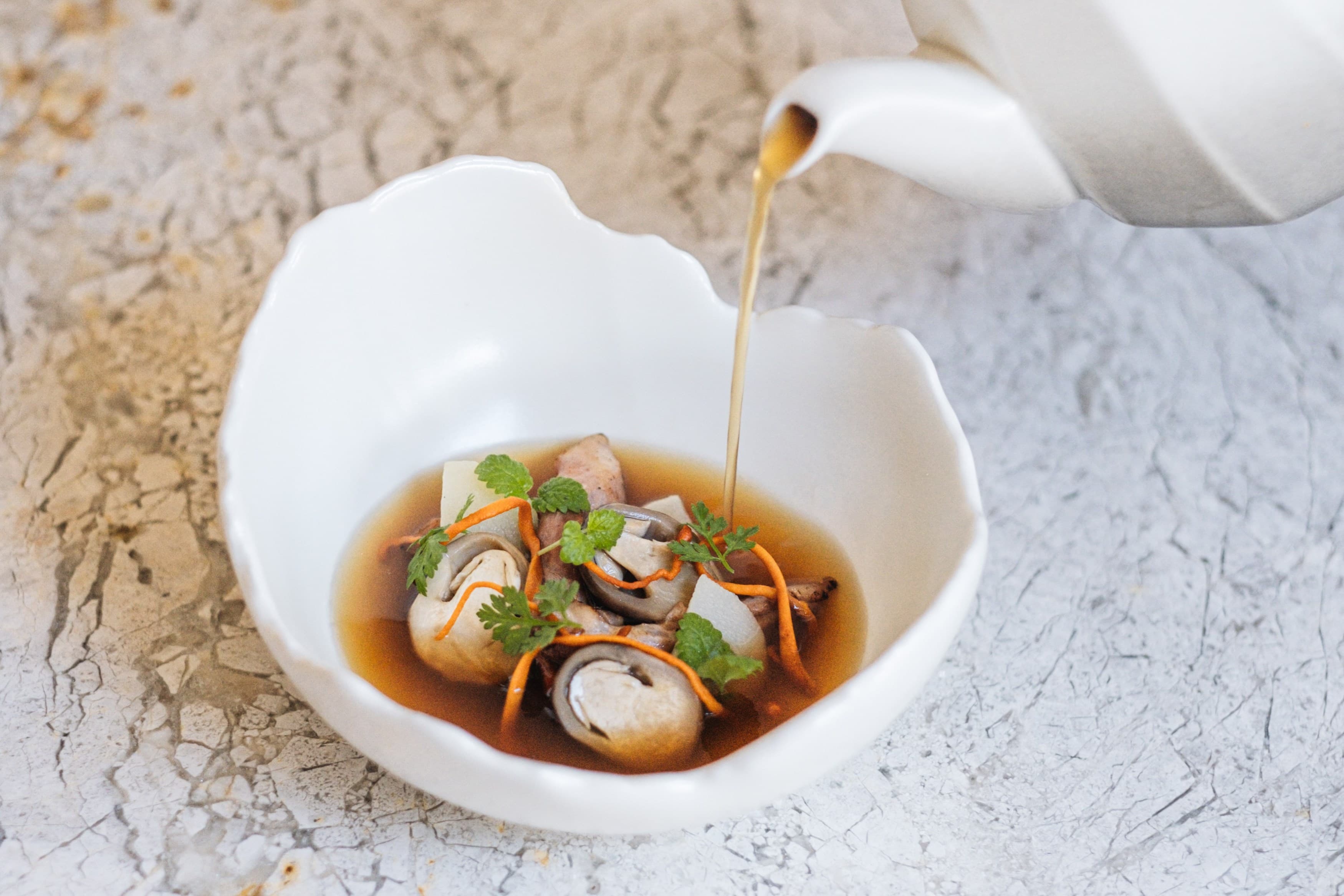 「沁涼食補 黑羽土雞雞頸肉/草菇/綠竹筍/仙草雞湯」創意來自與日式食補相呼應的台式涼補。(方蒔提供)