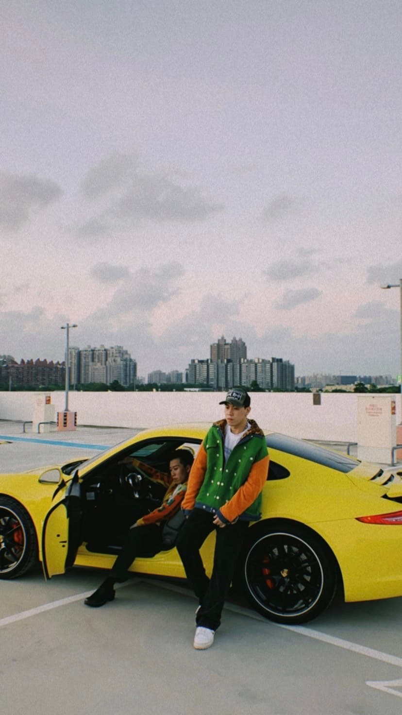MV中,有一台要價700萬的黃色保時捷911車款助陣。(莫非音創提供)