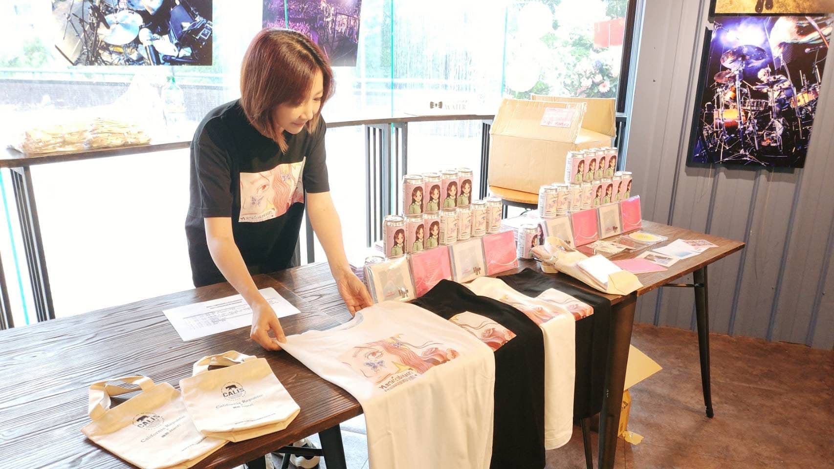 為了女兒開唱,余皓然彩排就到場,整個人忙進忙出。(圖/讀者提供)