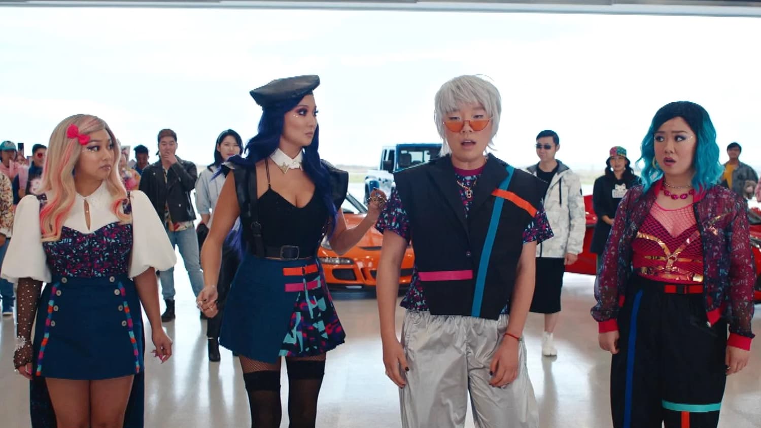 《喜幹會》除了大開亞裔第2代的各種水土不服笑話,更趁機偷婊K-Pop紅透全球,人人都能假裝自己是當紅韓國女團。(車庫娛樂提供)
