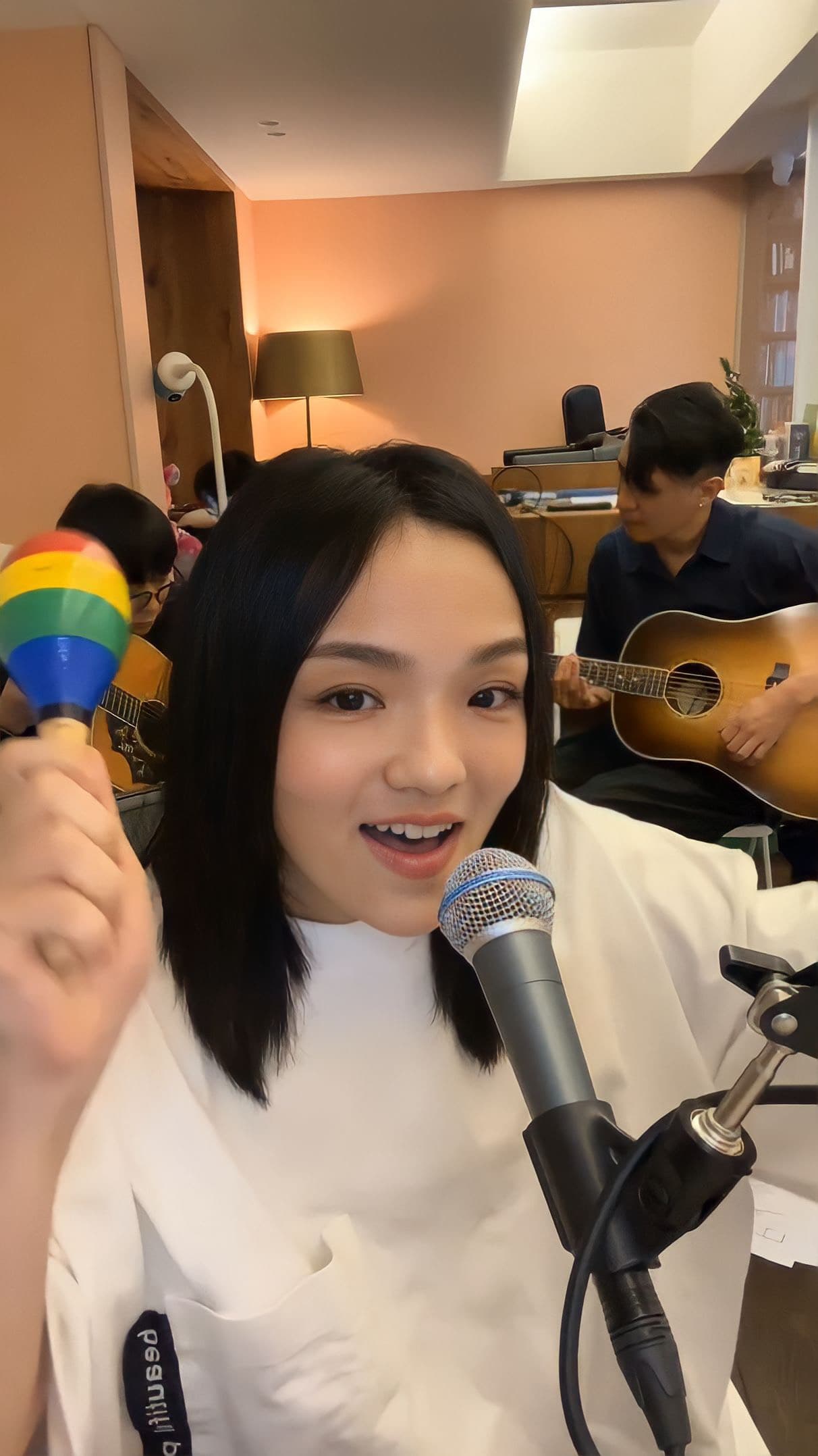 徐佳瑩與兩位吉他夥伴默契十足。(亞神音樂提供)