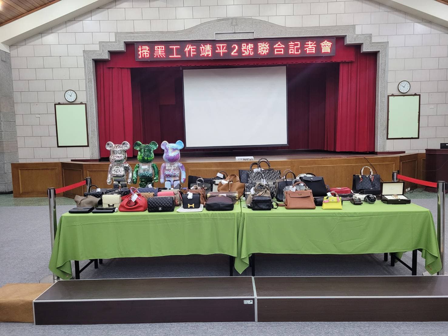 檢警查扣洗錢集團大批名牌包。(最高檢提供)